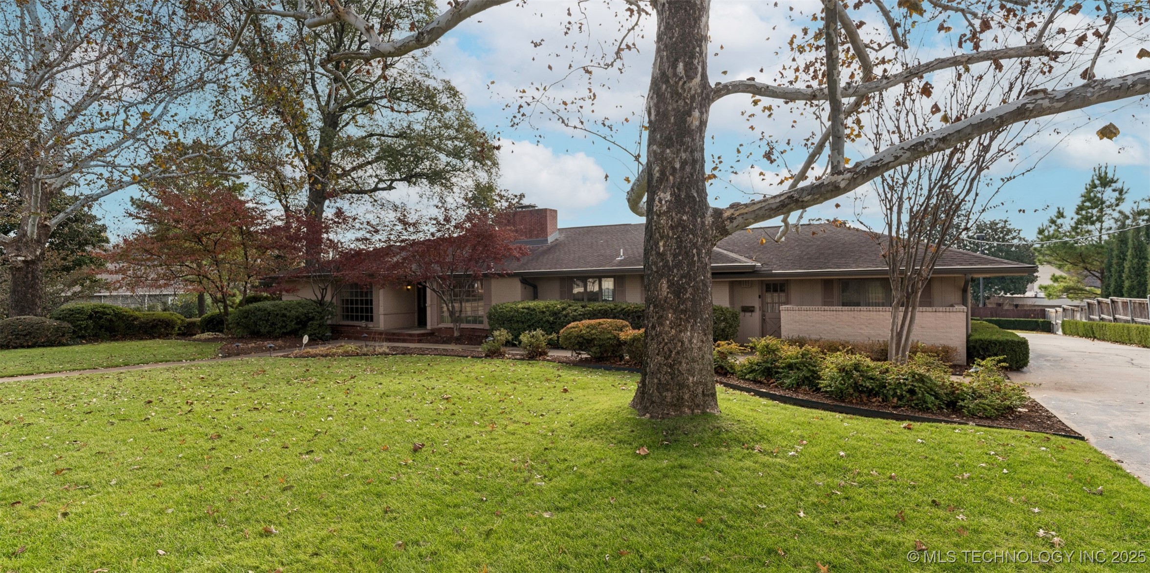 2430 E 38th Street S Property Photo 3