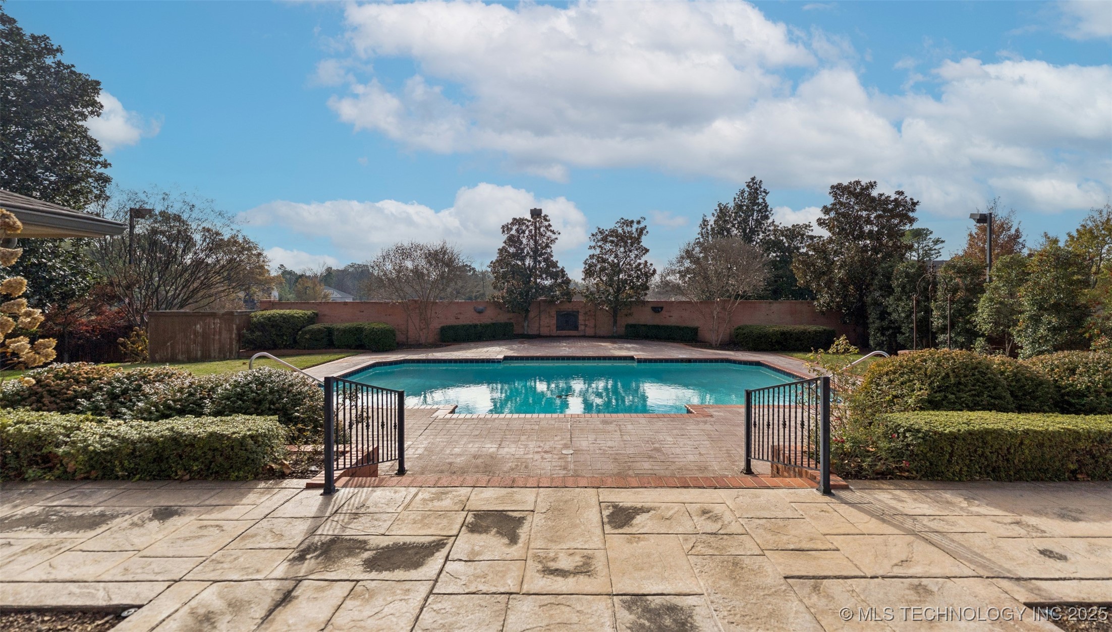 2430 E 38th Street S Property Photo 8