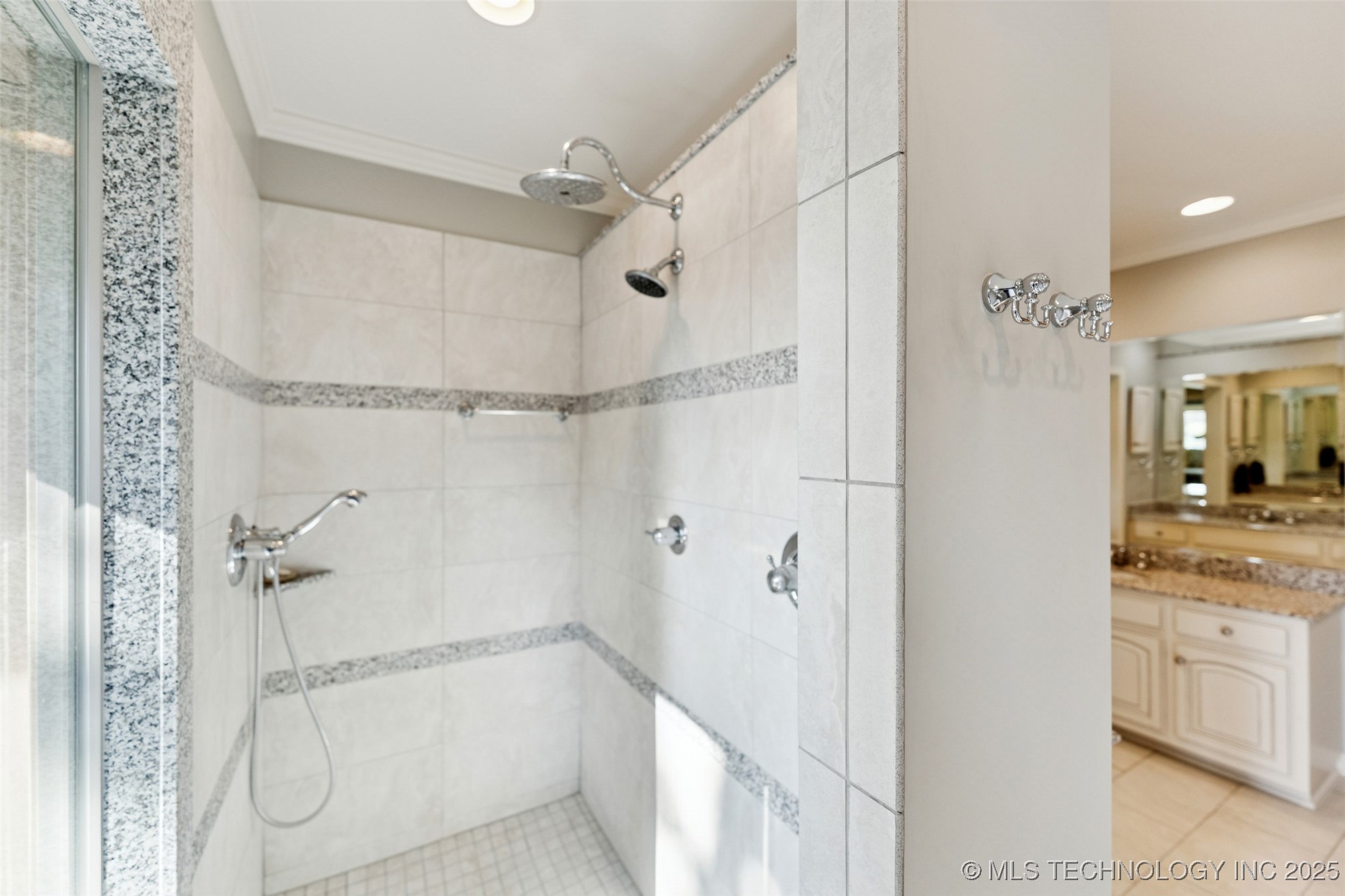 2430 E 38th Street S Property Photo 33