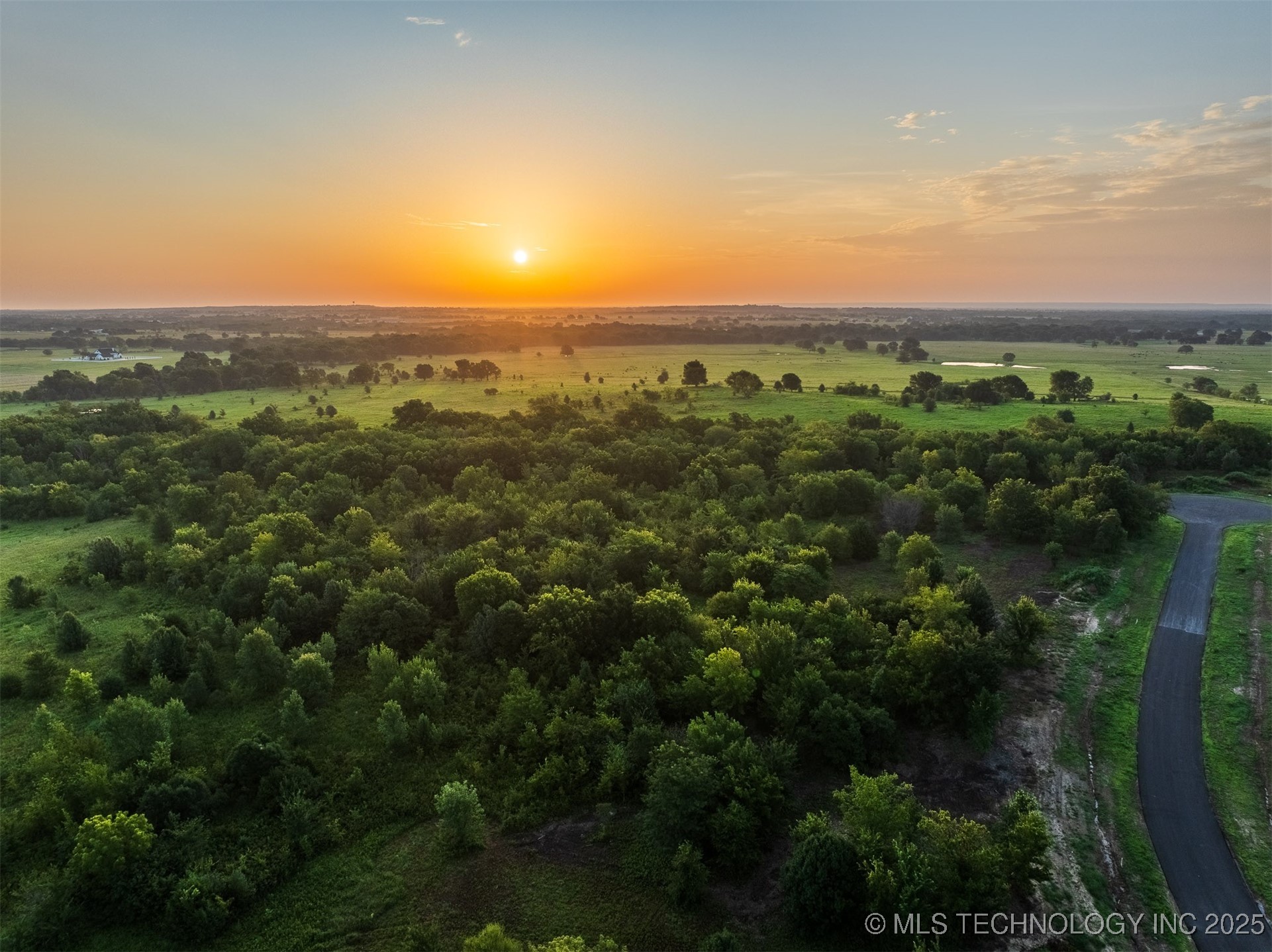 09 W 195th Street S Property Photo 2