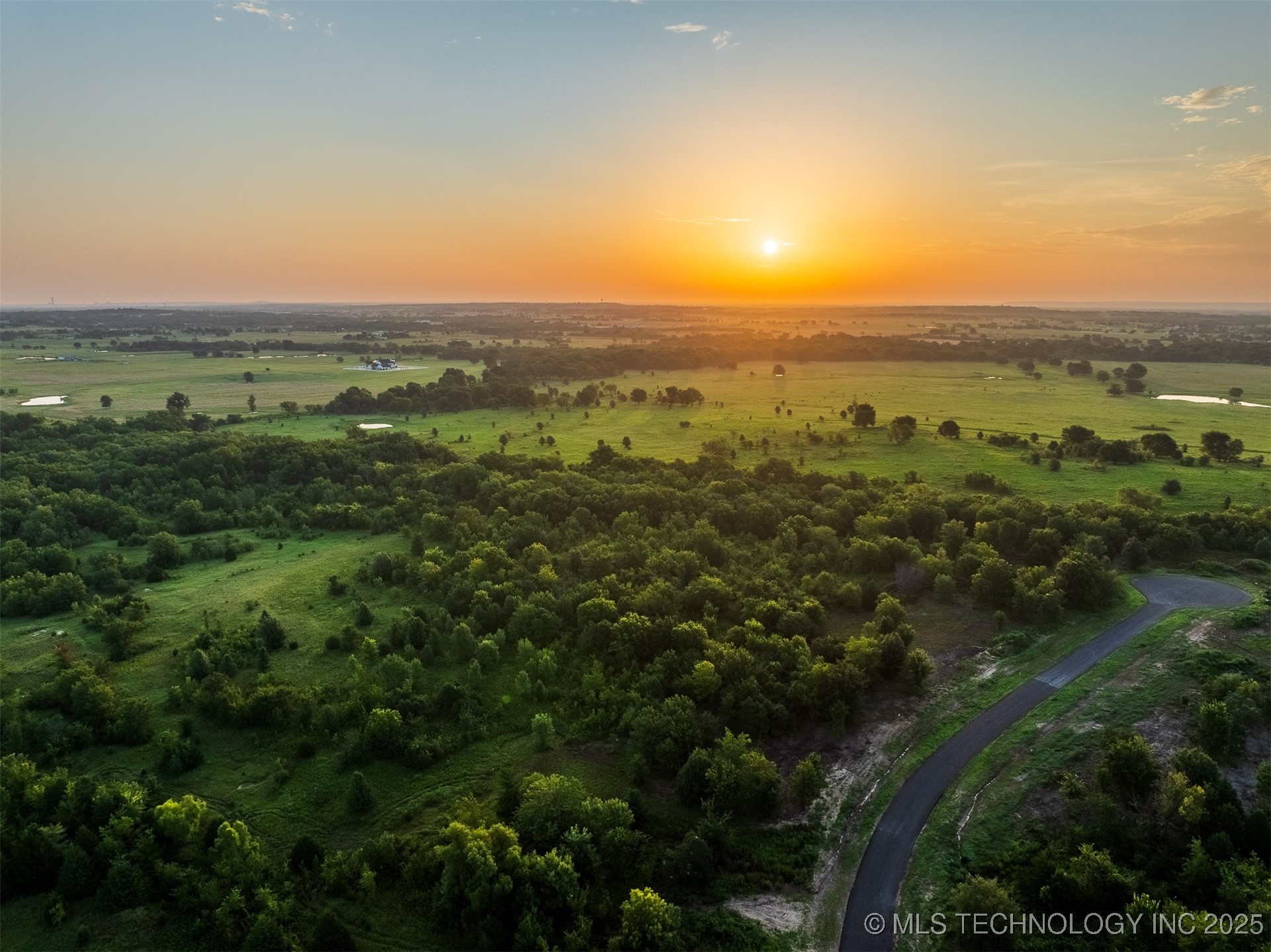 09 W 195th Street S Property Photo 6