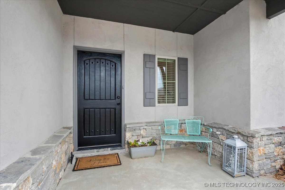 8100 S Gardenia Avenue Property Photo 3