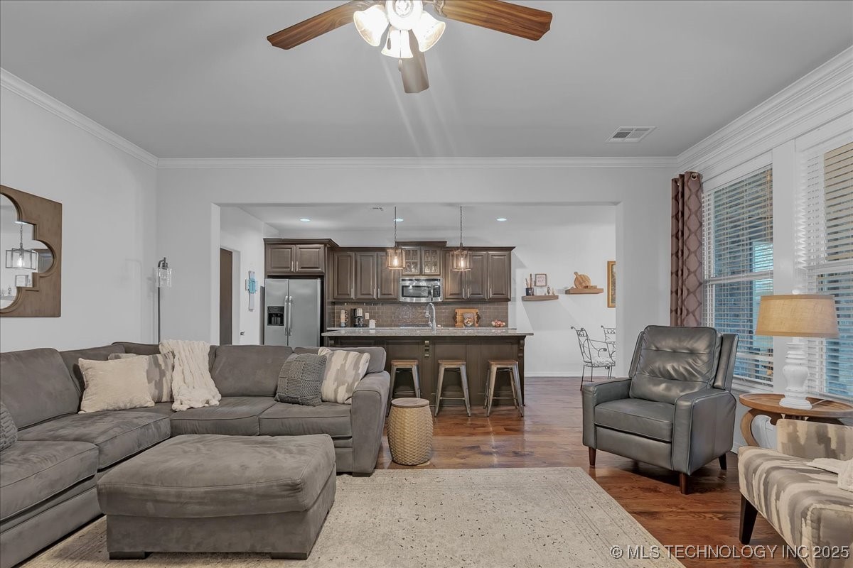 8100 S Gardenia Avenue Property Photo 9