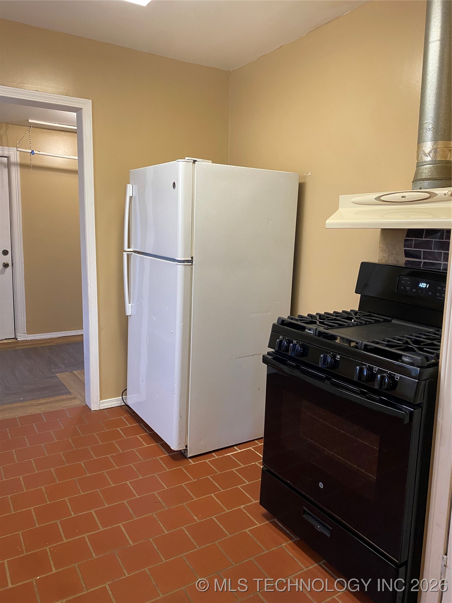 2419 S Olympia Avenue A Property Photo 6