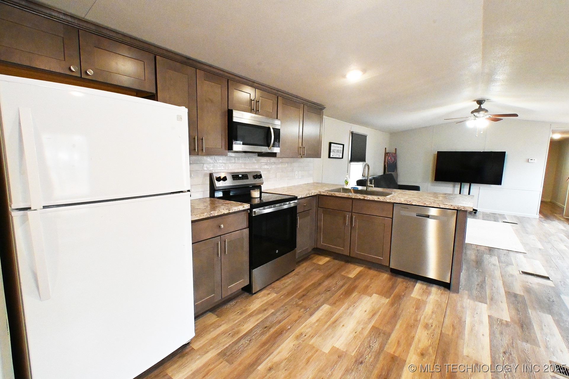 211 Wildwood Property Photo 14