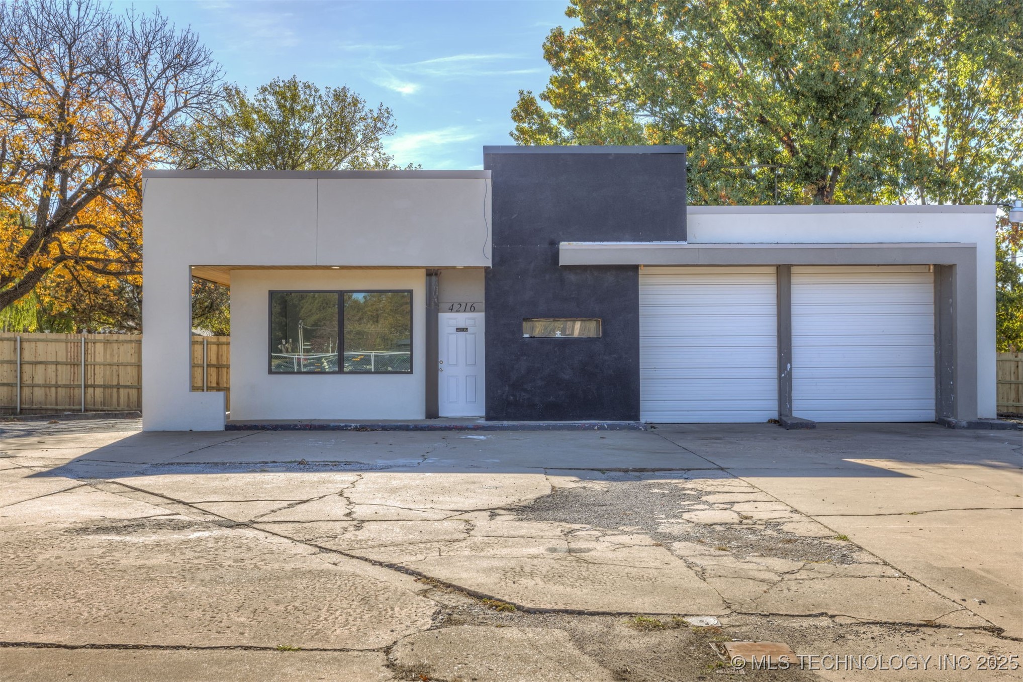 4216 E 11th Street Property Photo 2