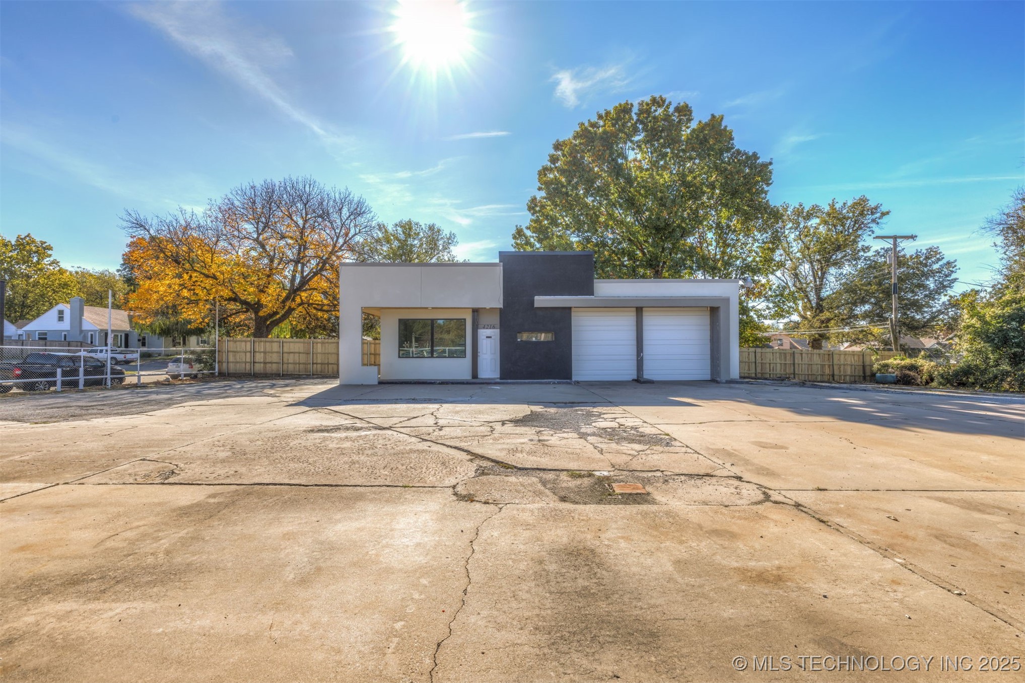 4216 E 11th Street Property Photo 3