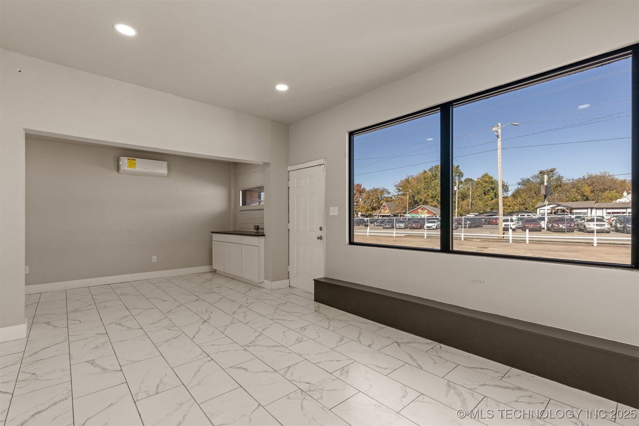 4216 E 11th Street Property Photo 4