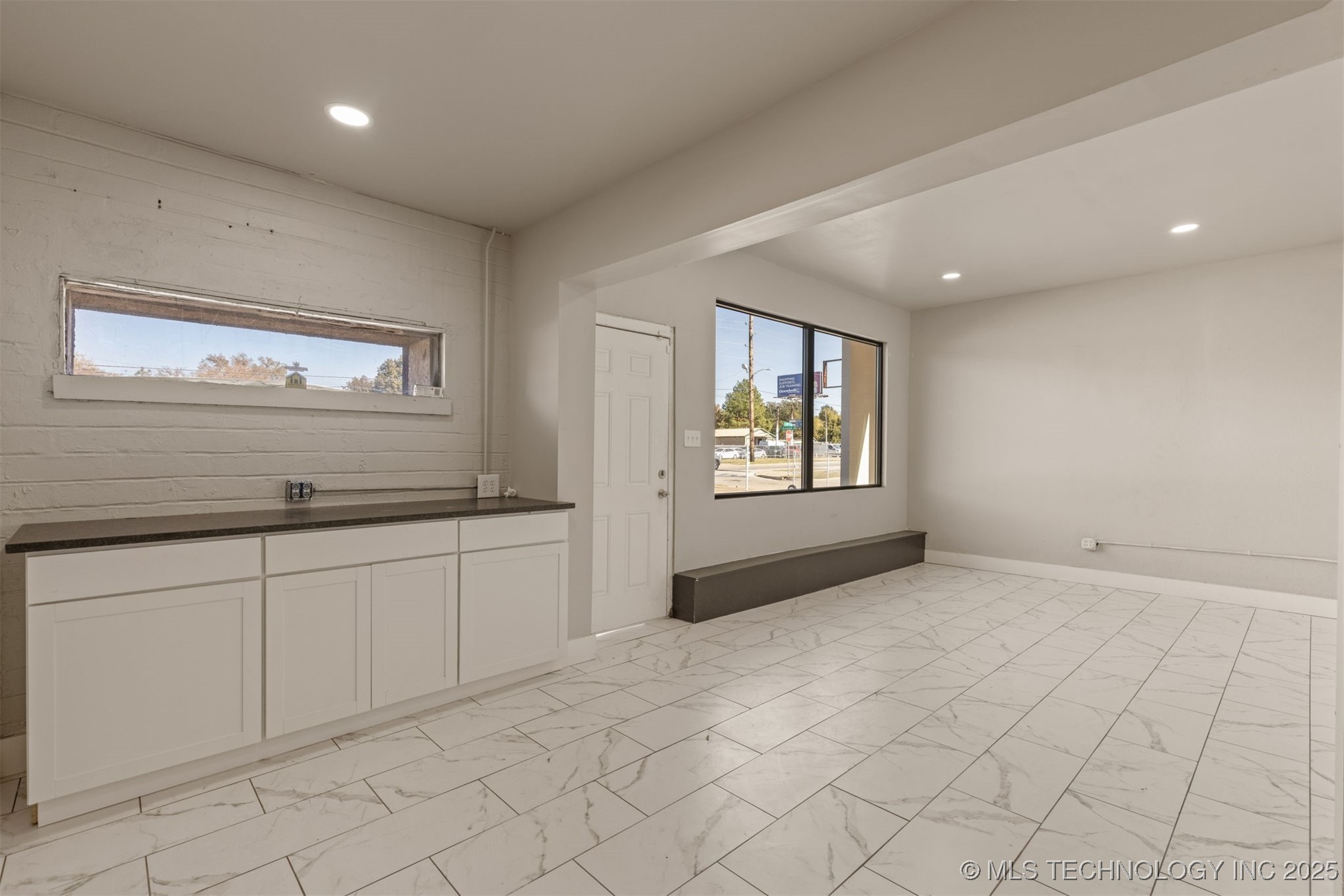 4216 E 11th Street Property Photo 8