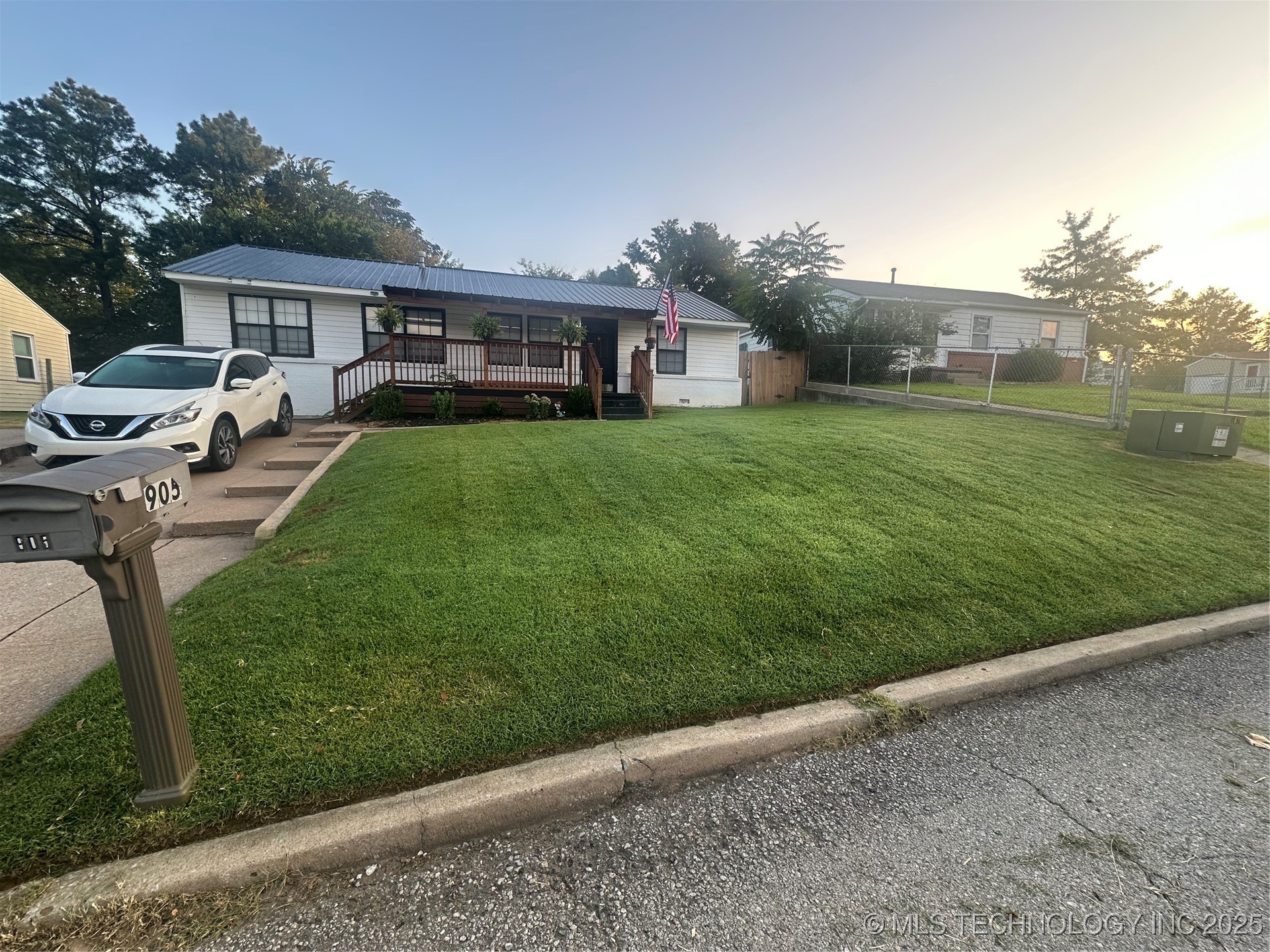 905 Forest Drive Property Photo 2