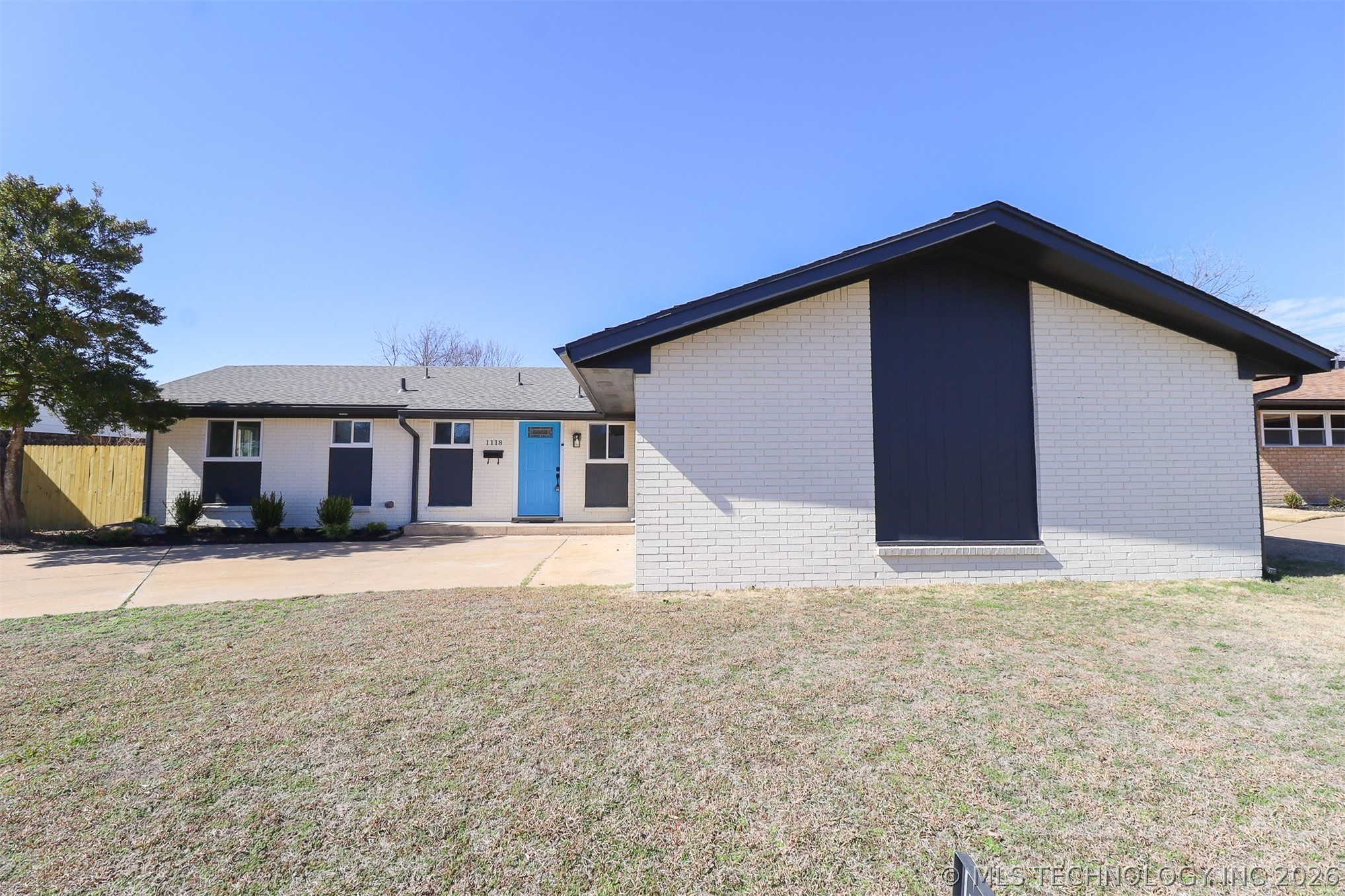 1118 N Hickory Place Property Photo 2