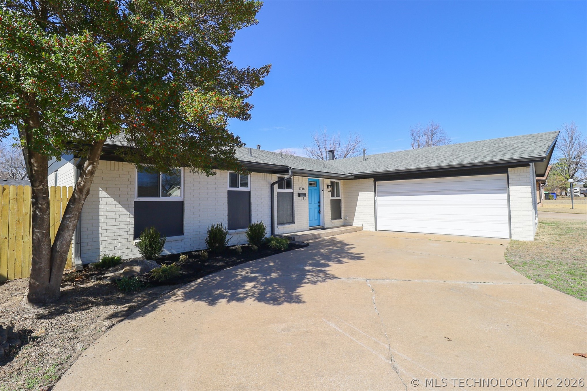 1118 N Hickory Place Property Photo 3