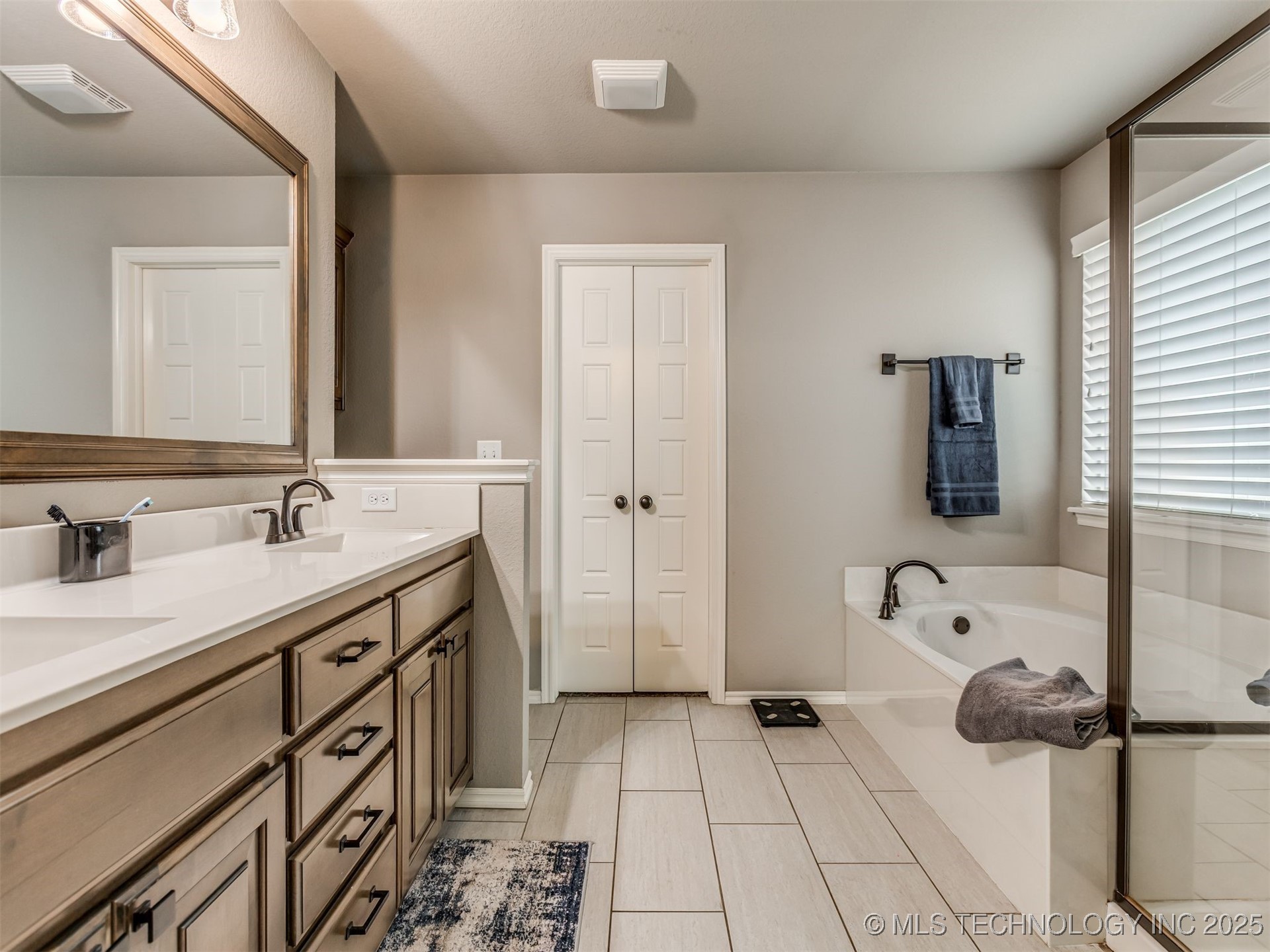 732 W 40th Place Property Photo 23