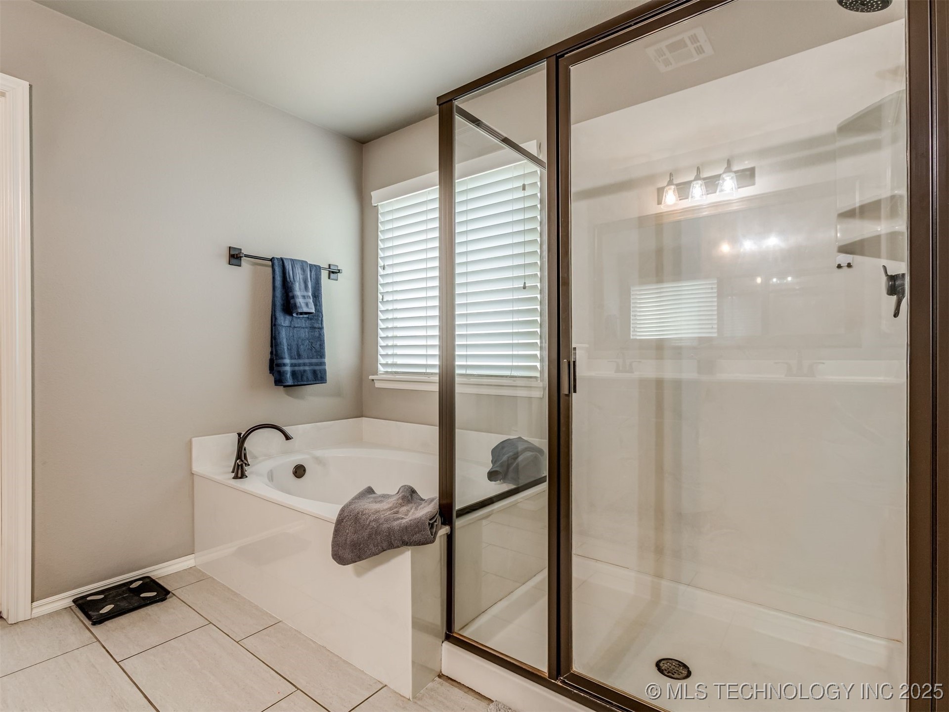 732 W 40th Place Property Photo 25