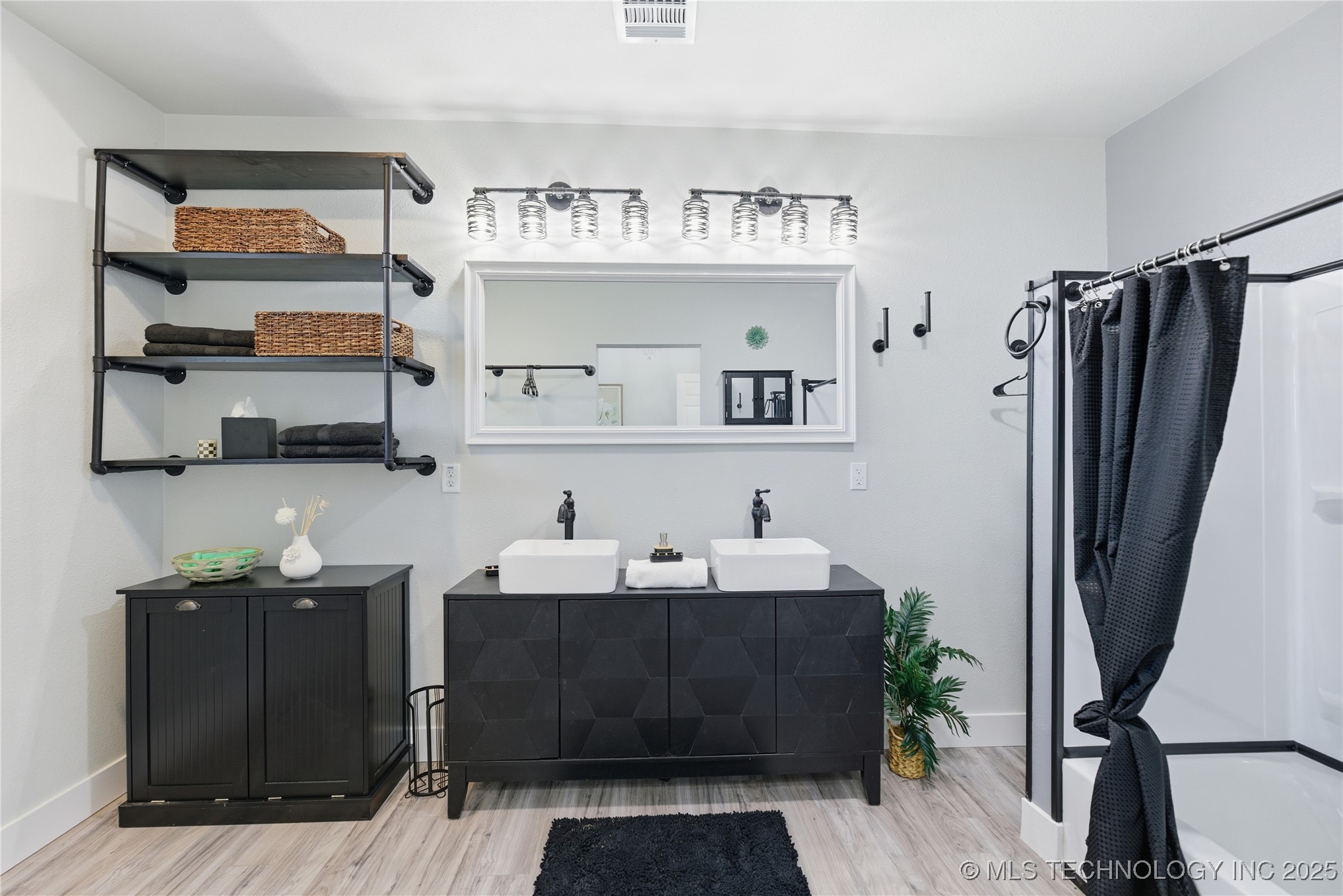 1001 S Broadway Street Property Photo 16