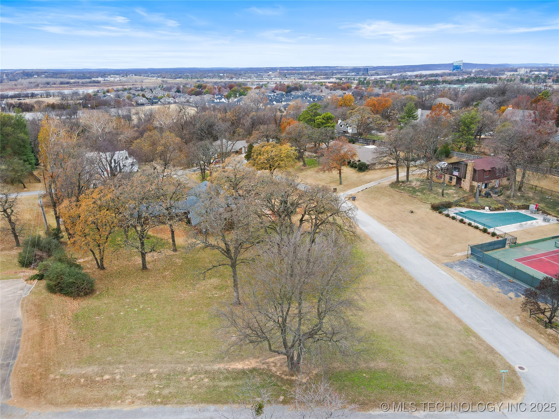 E 104th Place Property Photo 9