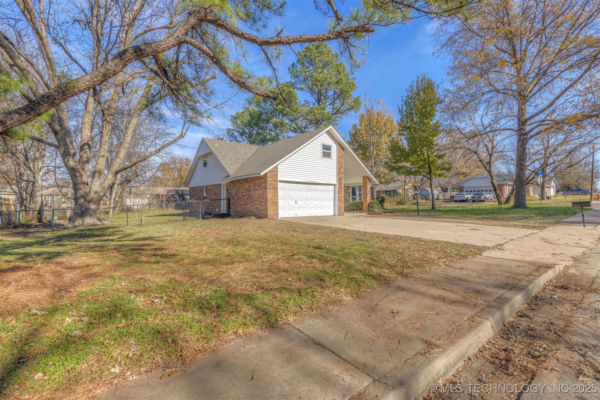 900 W Boston Street Property Photo 6