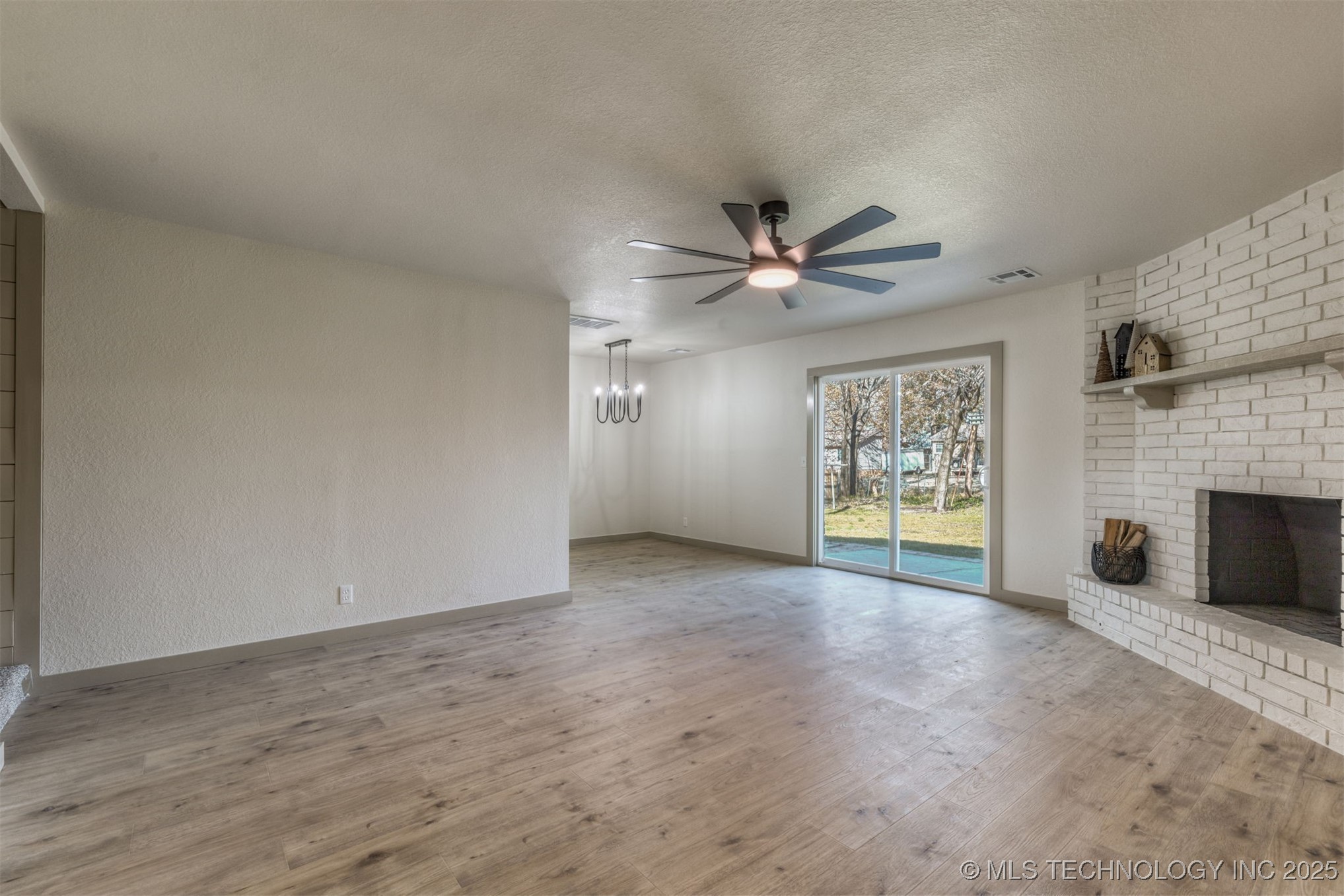 900 W Boston Street Property Photo 9