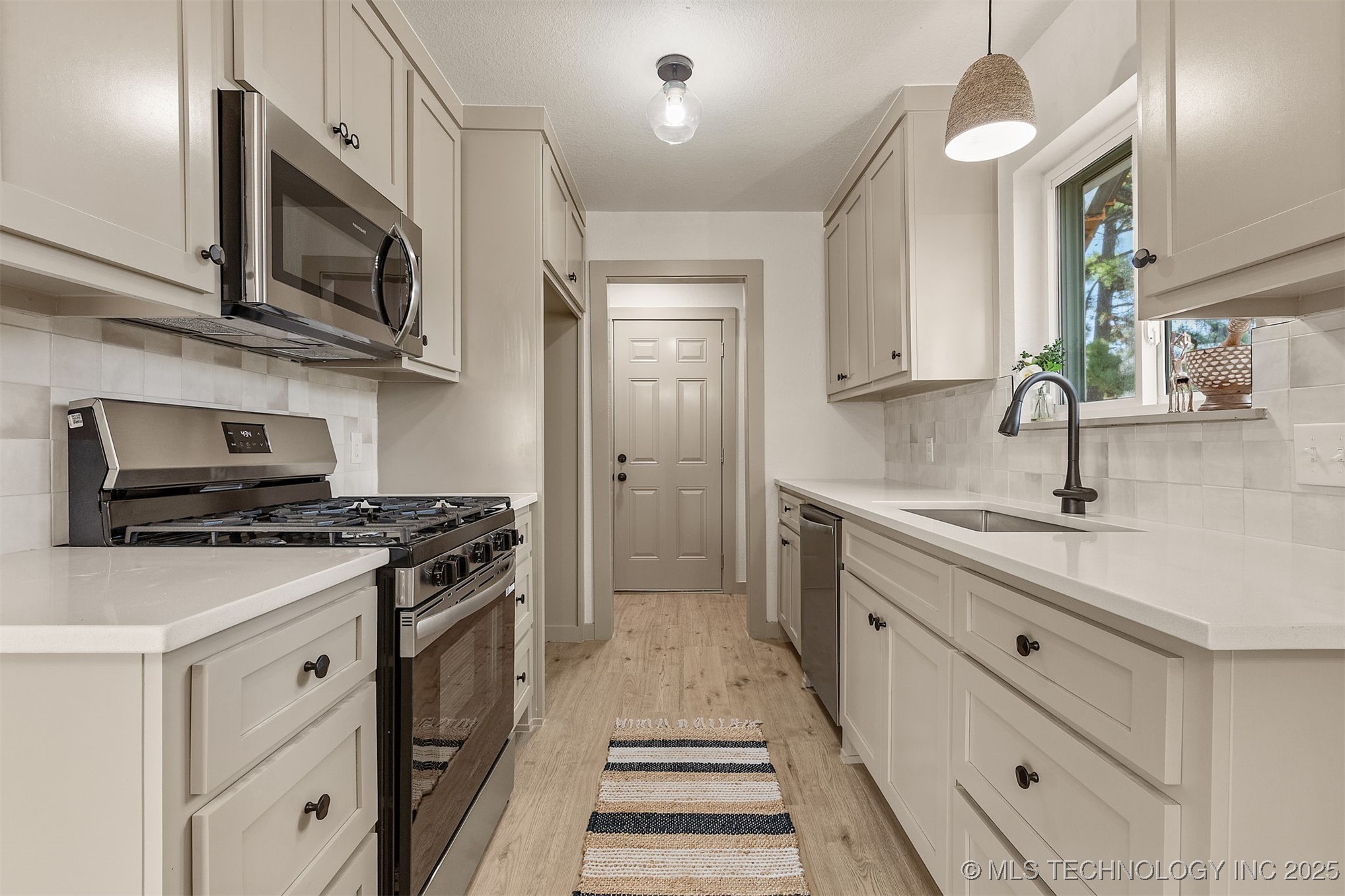 900 W Boston Street Property Photo 15