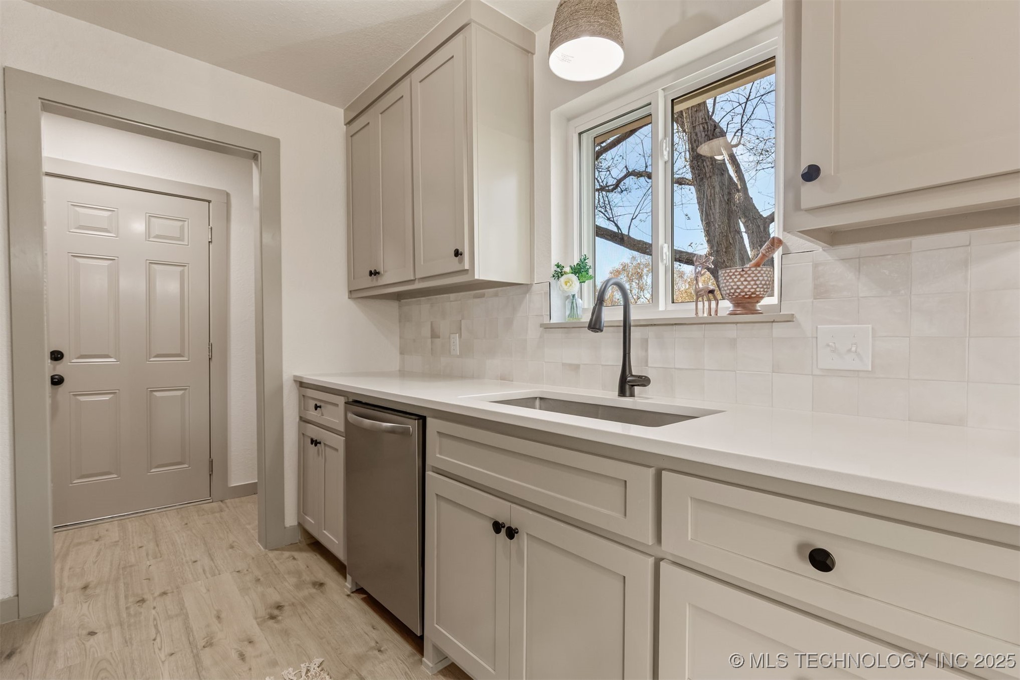 900 W Boston Street Property Photo 17