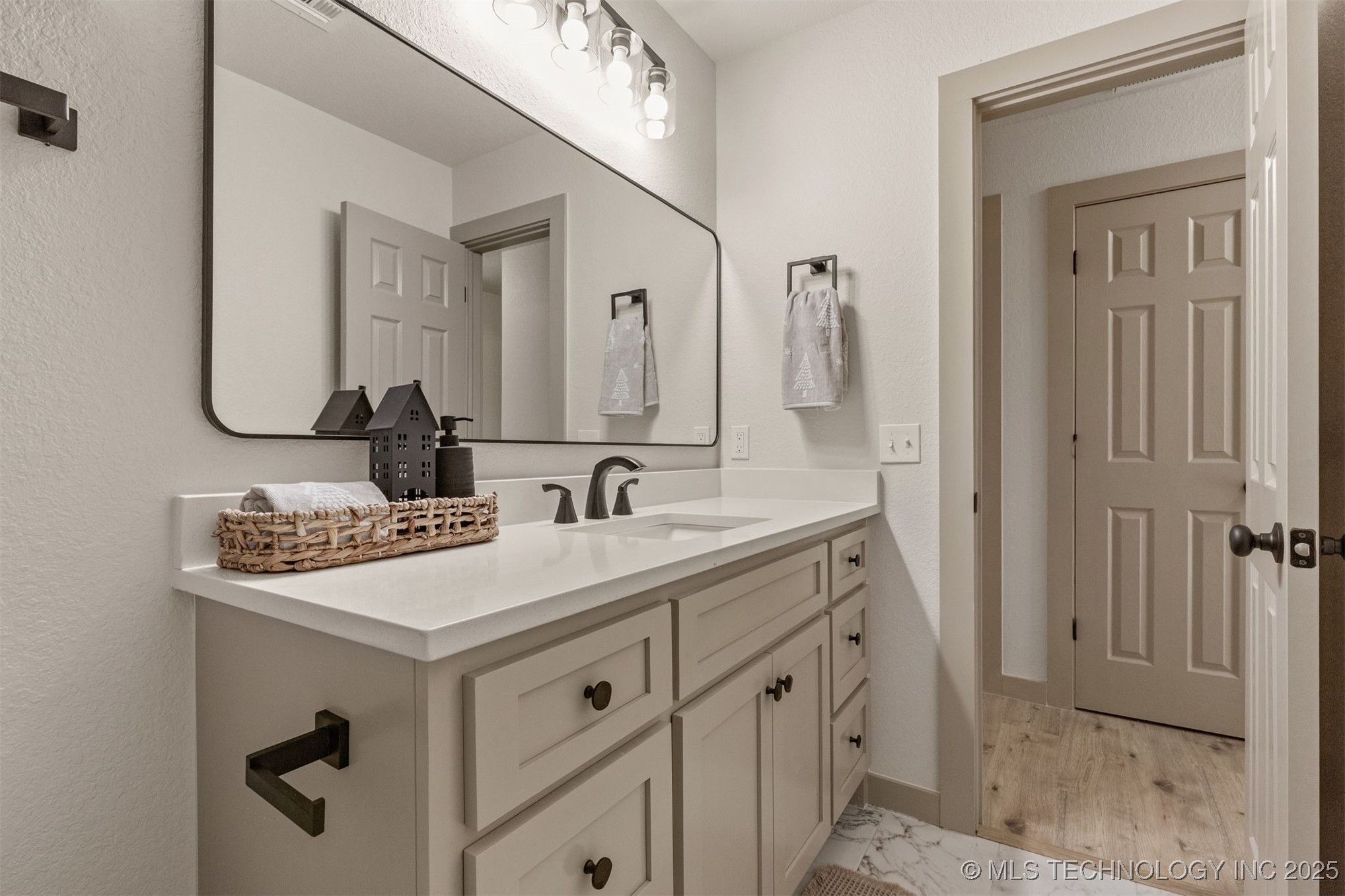 900 W Boston Street Property Photo 24