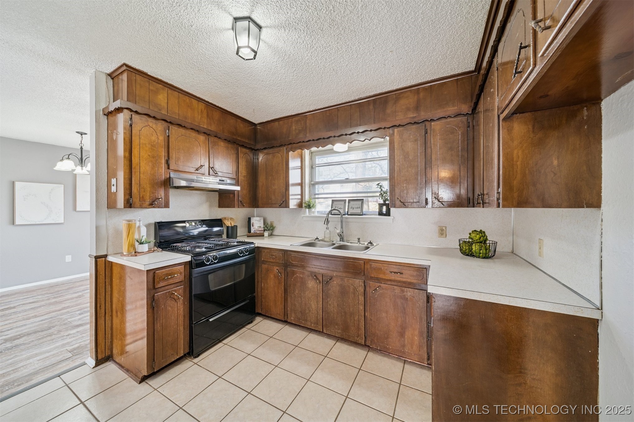 18551 E Admiral Boulevard S Property Photo 7