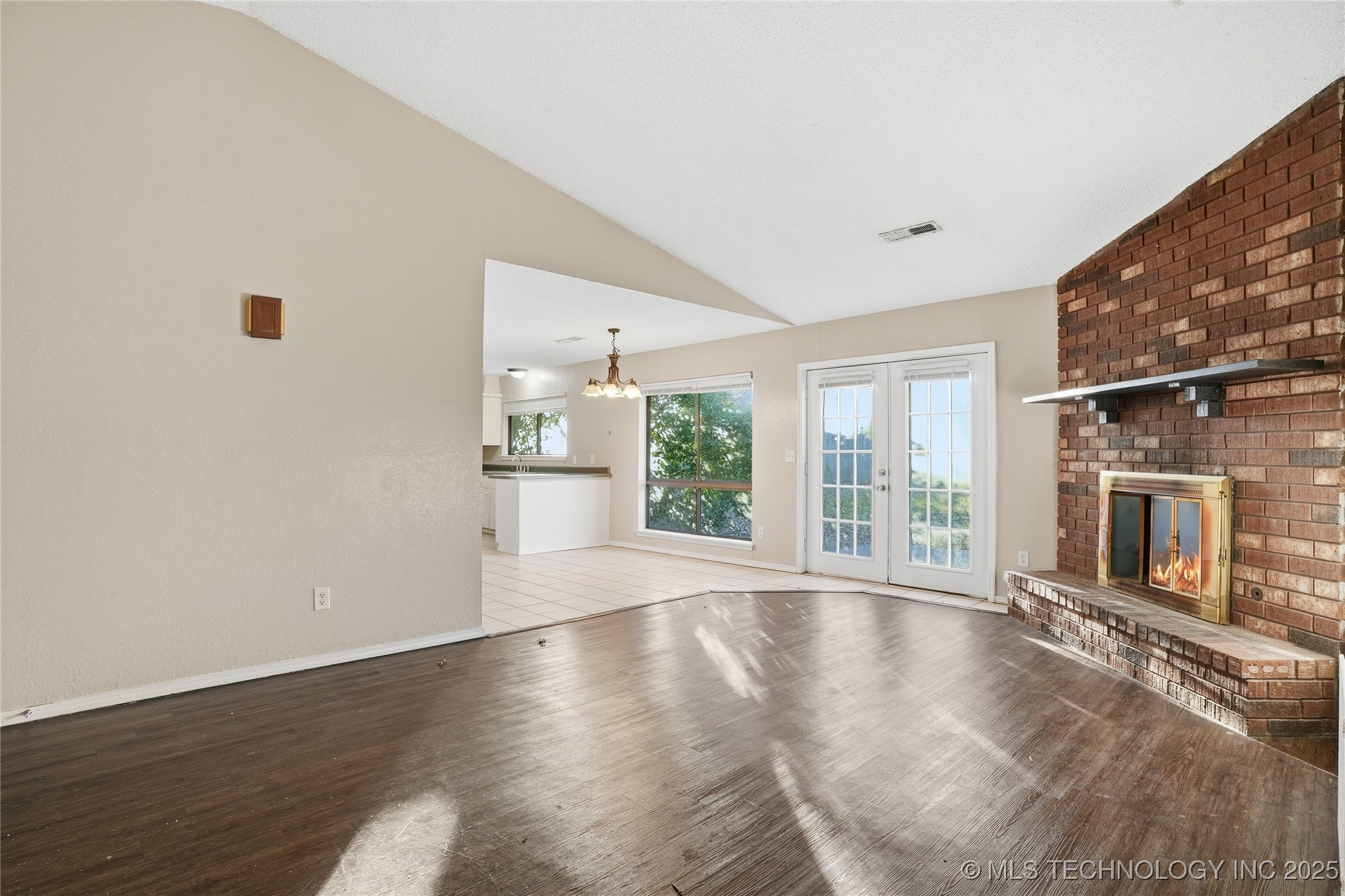 109 W Austin Street Property Photo 3