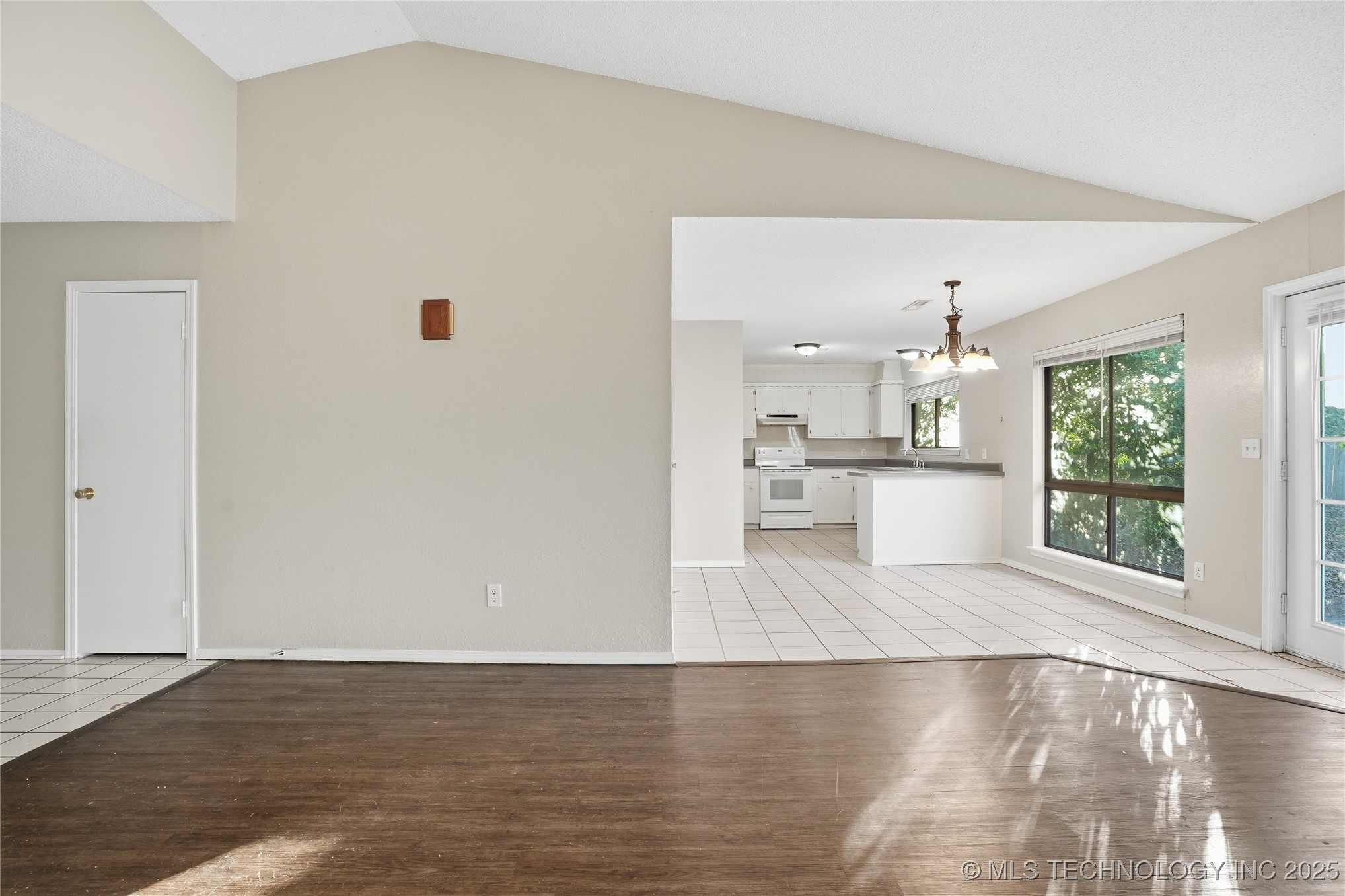 109 W Austin Street Property Photo 6