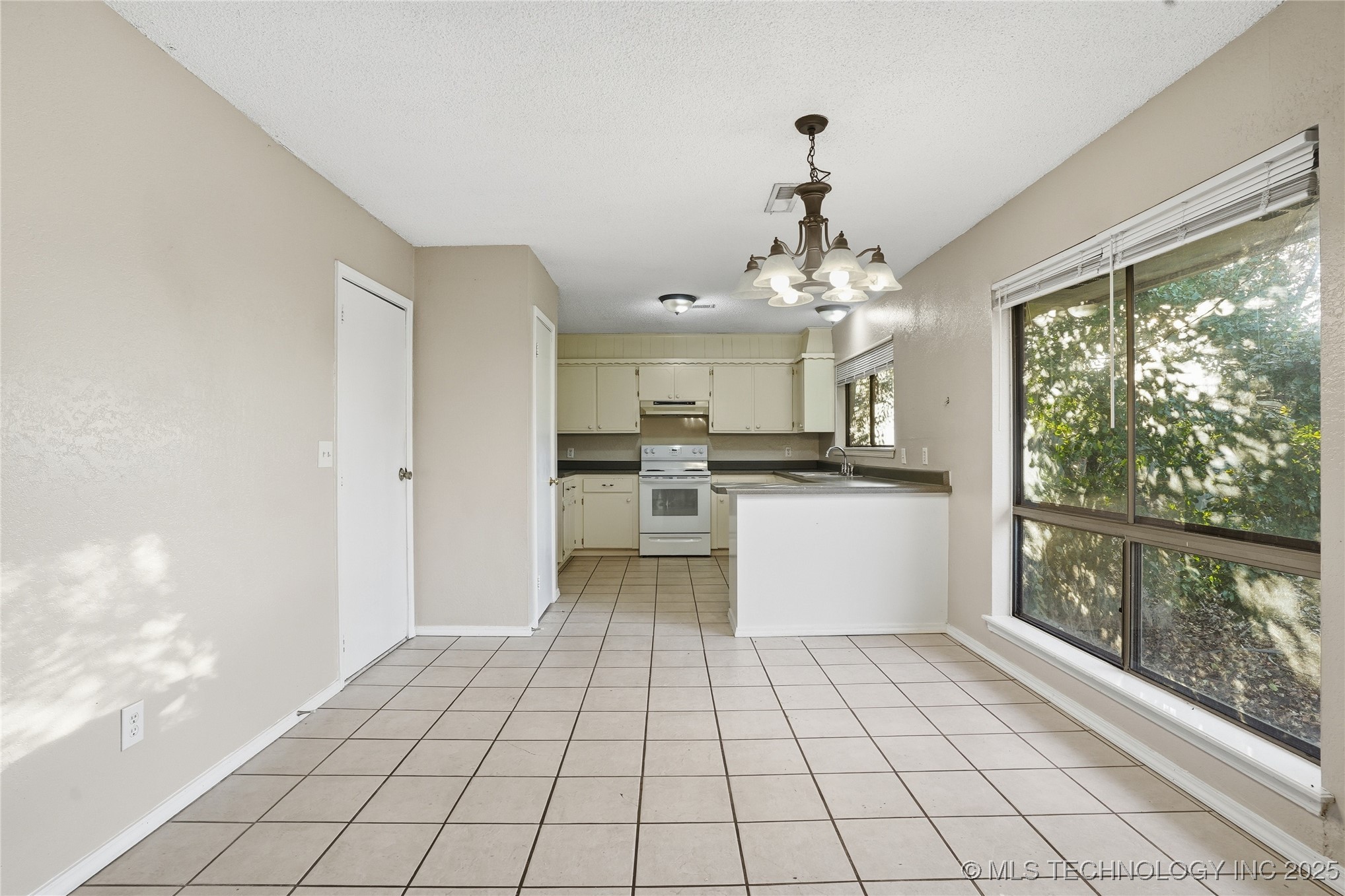 109 W Austin Street Property Photo 8