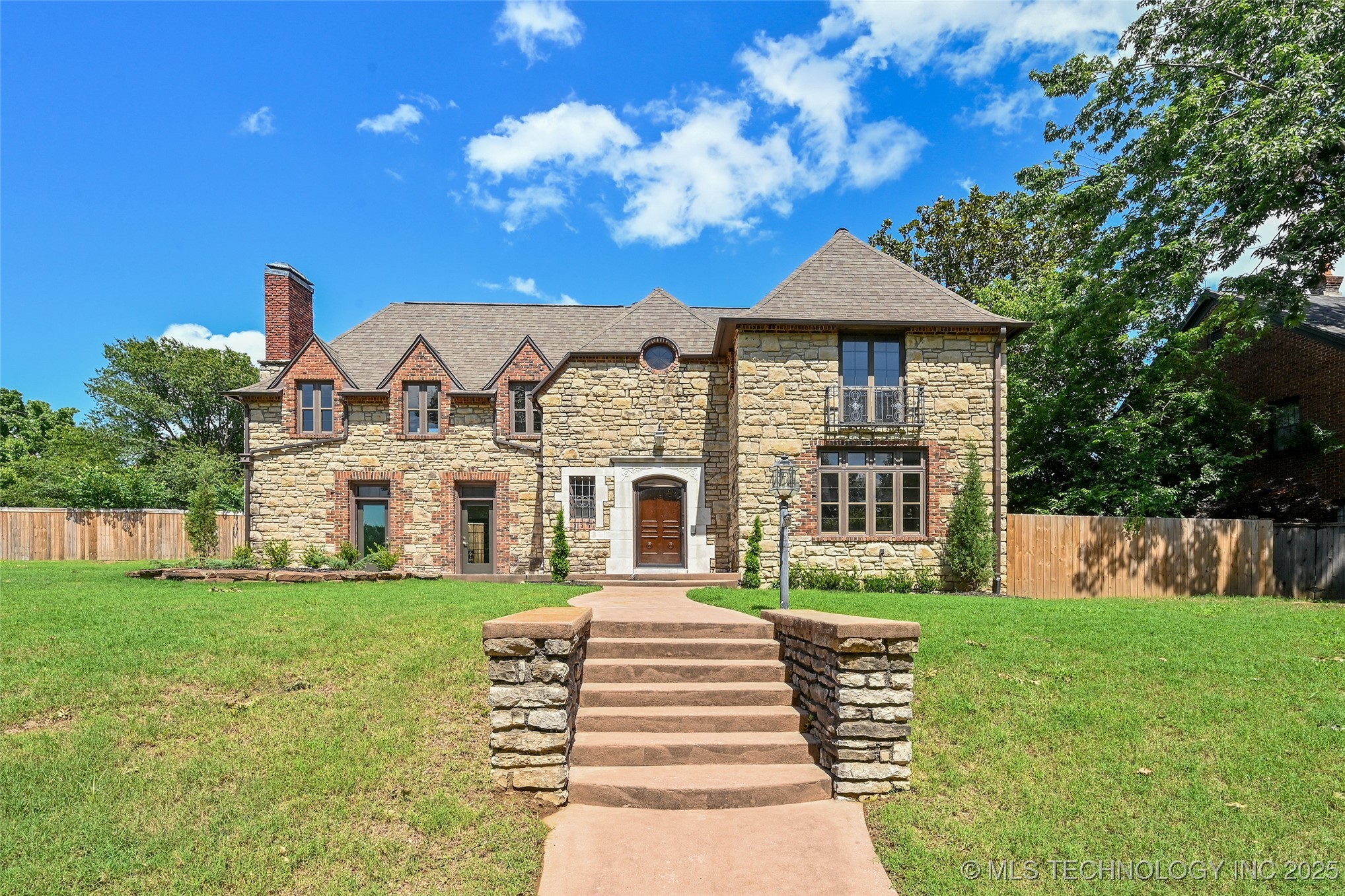 2605 S St Louis Avenue Property Photo 2