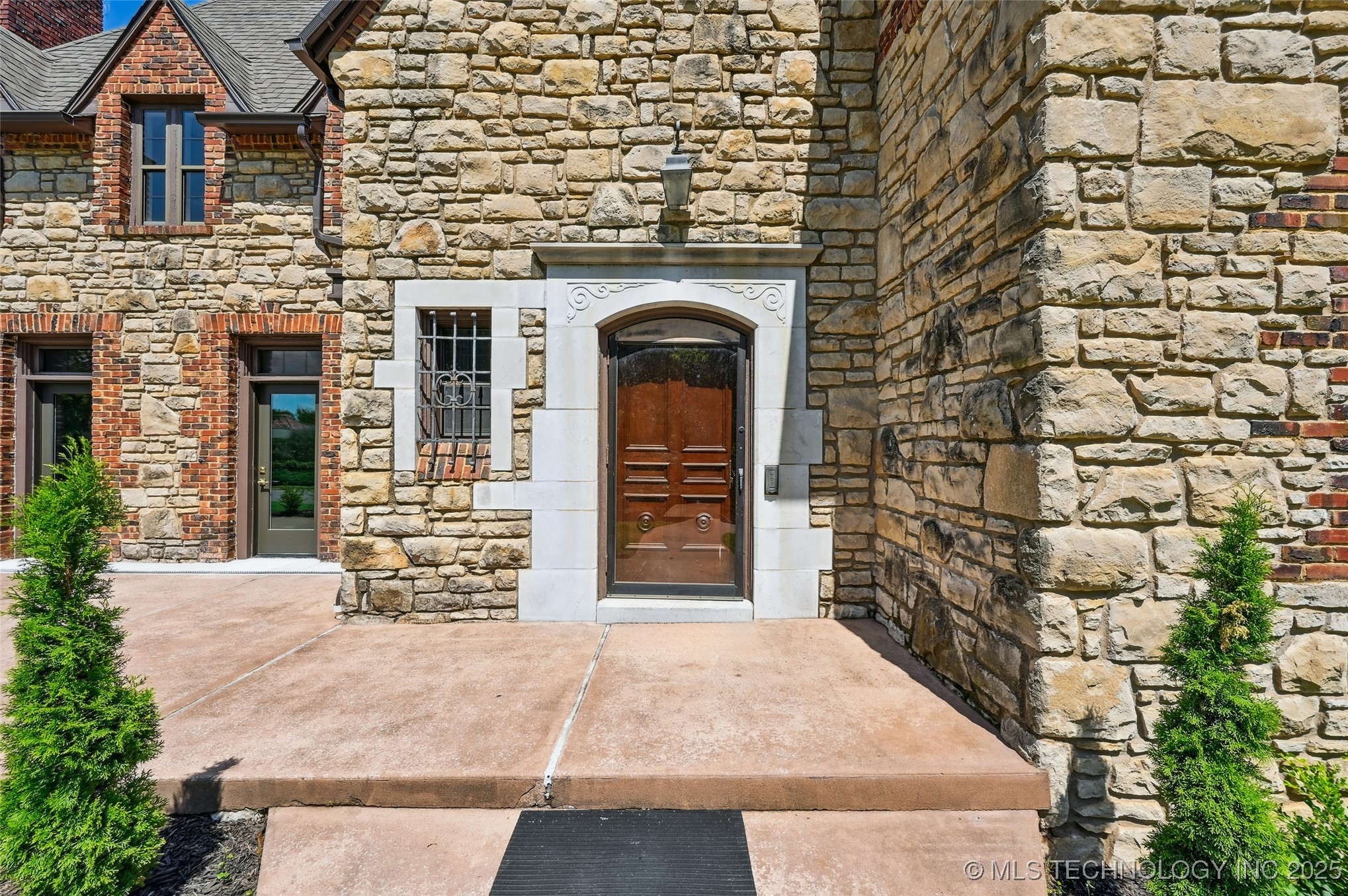 2605 S St Louis Avenue Property Photo 3