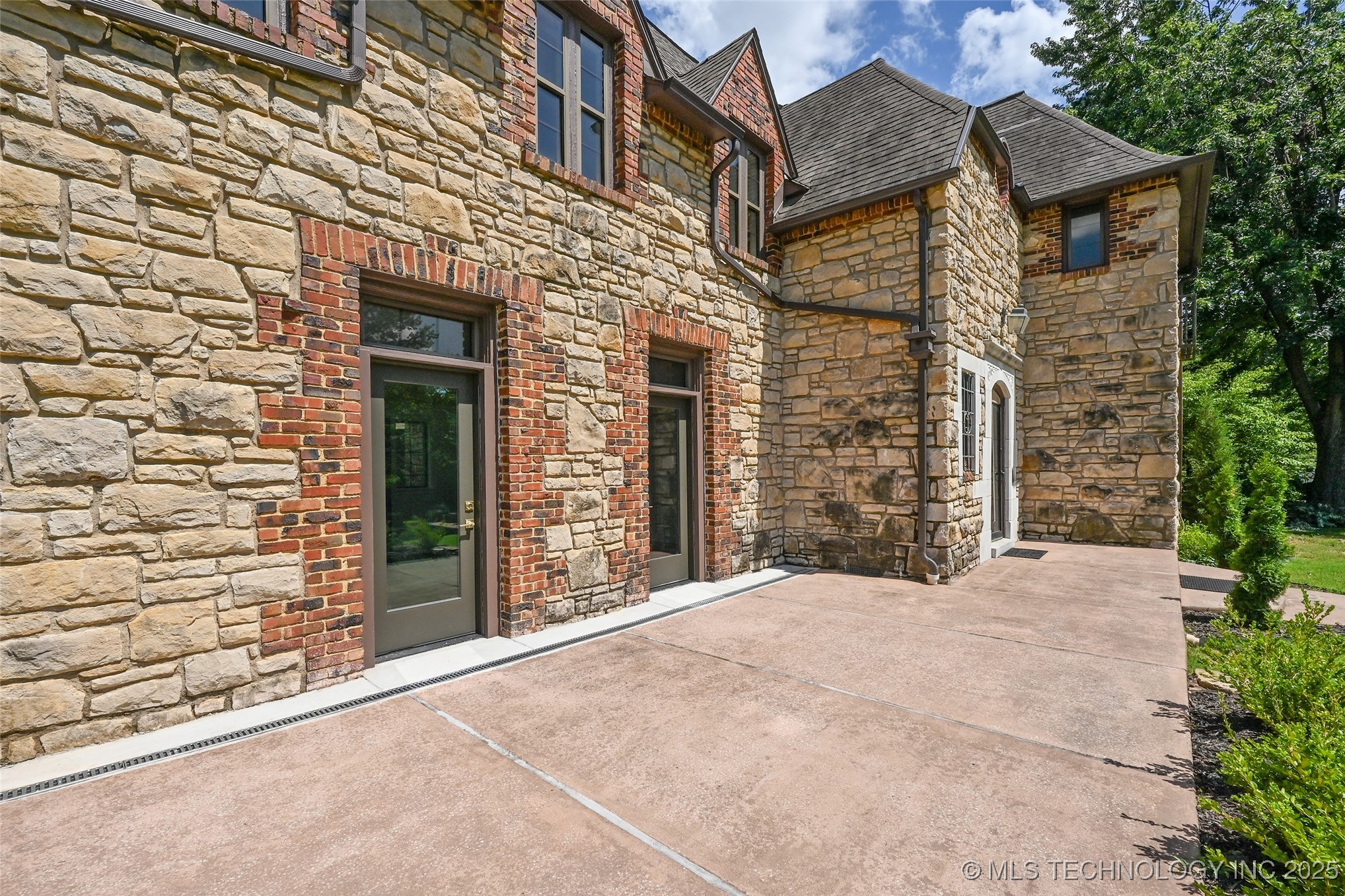 2605 S St Louis Avenue Property Photo 4