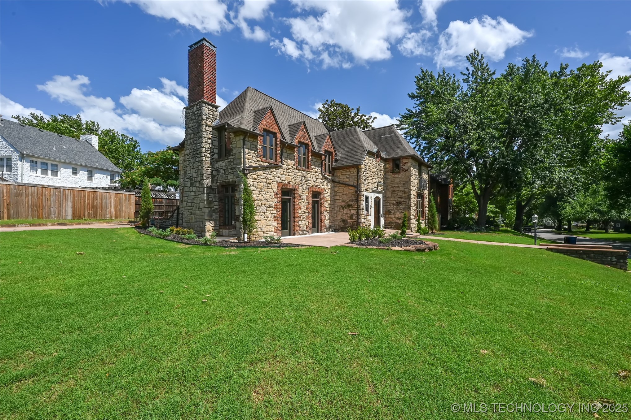 2605 S St Louis Avenue Property Photo 5