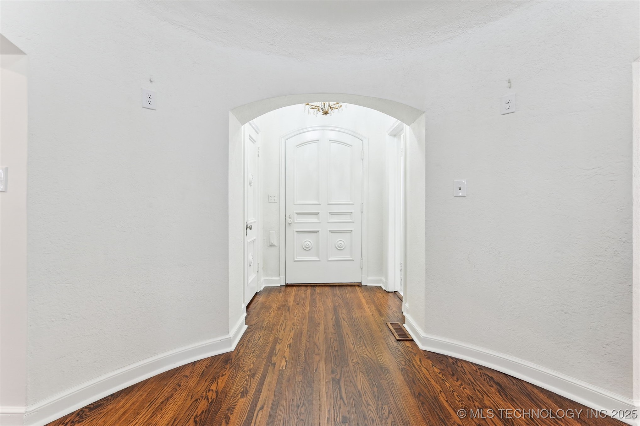 2605 S St Louis Avenue Property Photo 6