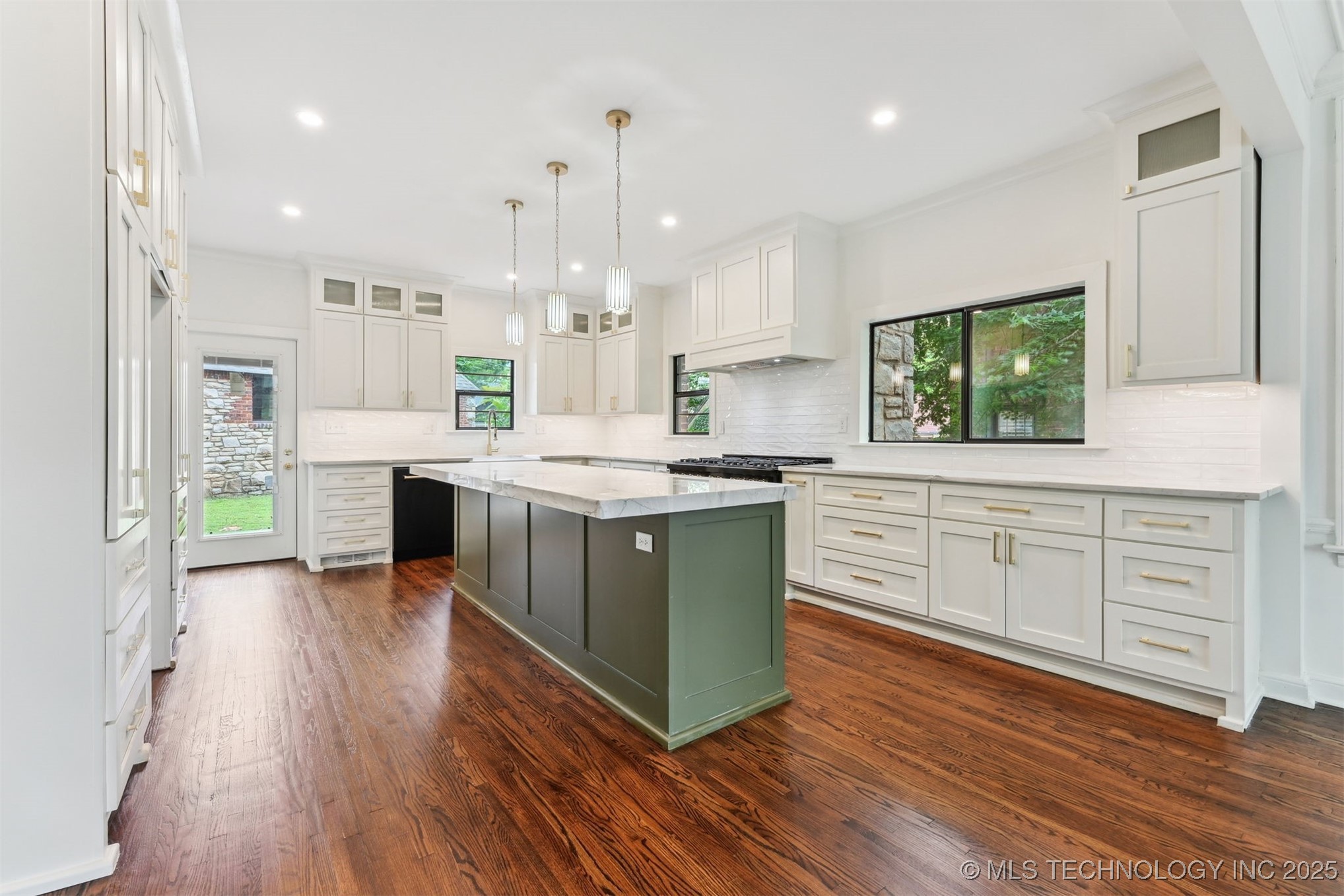 2605 S St Louis Avenue Property Photo 18