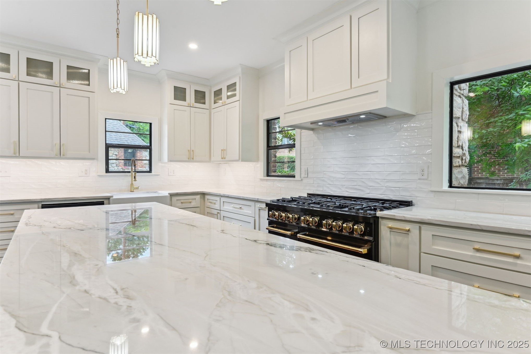 2605 S St Louis Avenue Property Photo 19