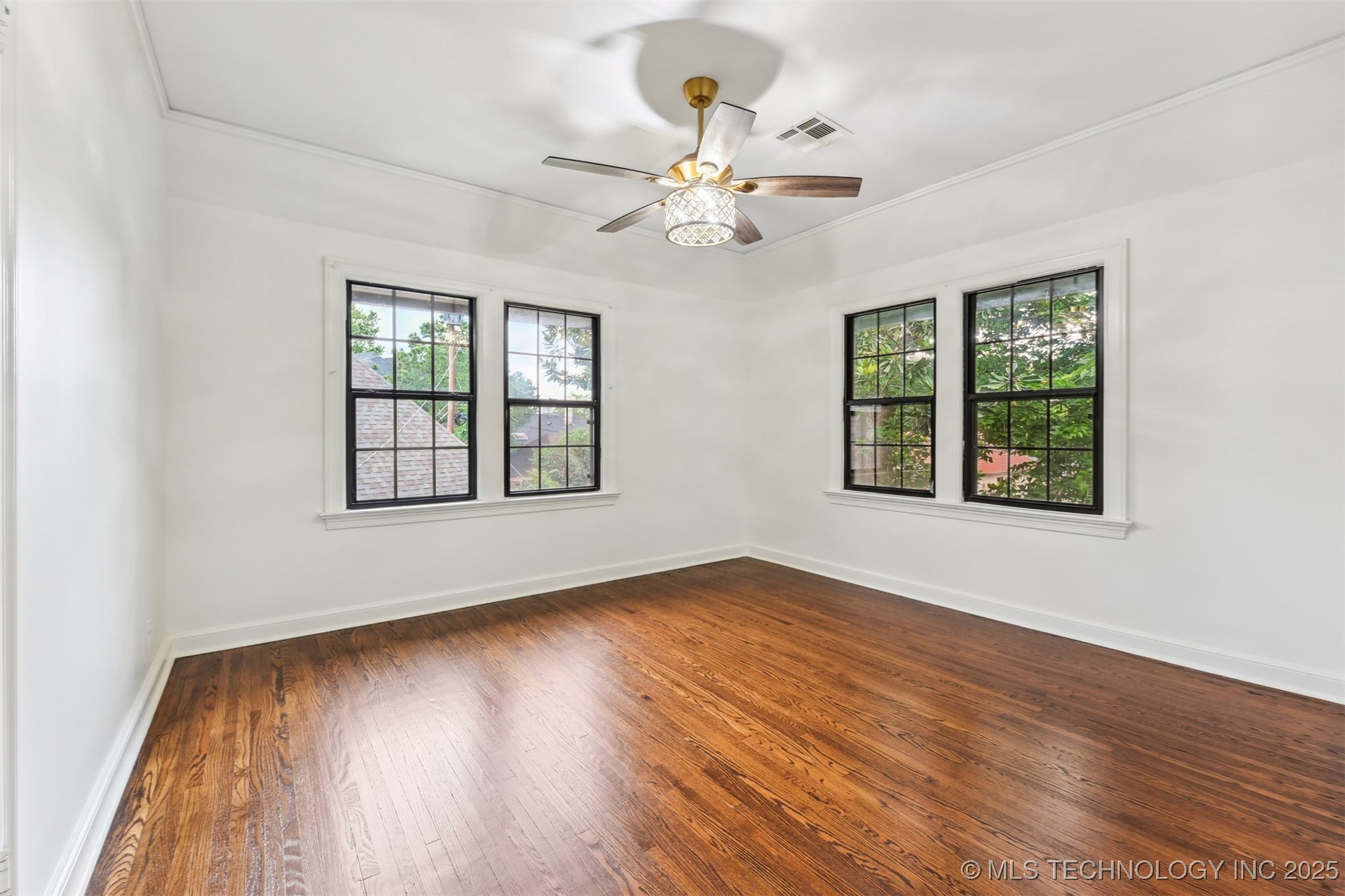 2605 S St Louis Avenue Property Photo 44