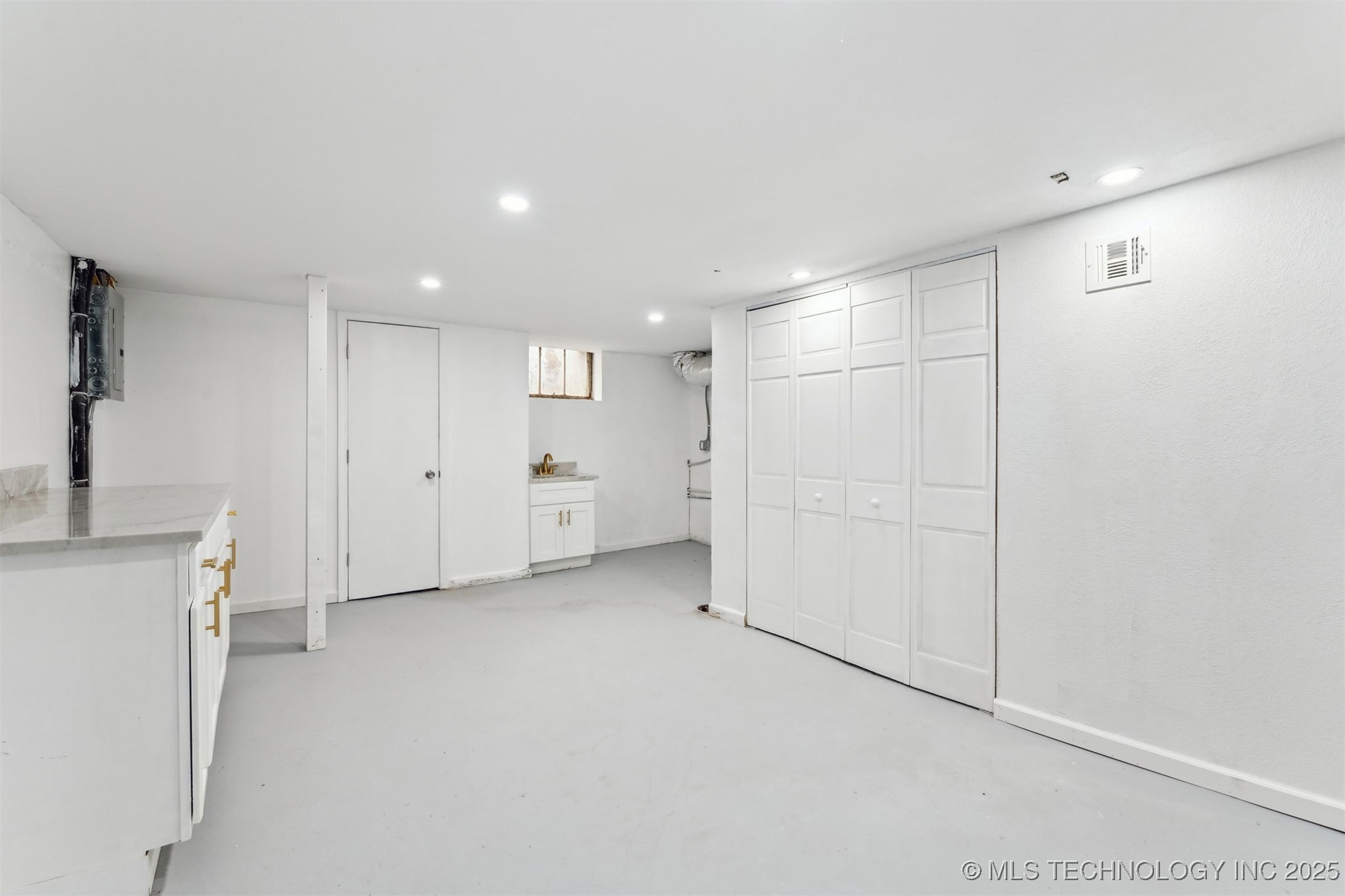 2605 S St Louis Avenue Property Photo 50