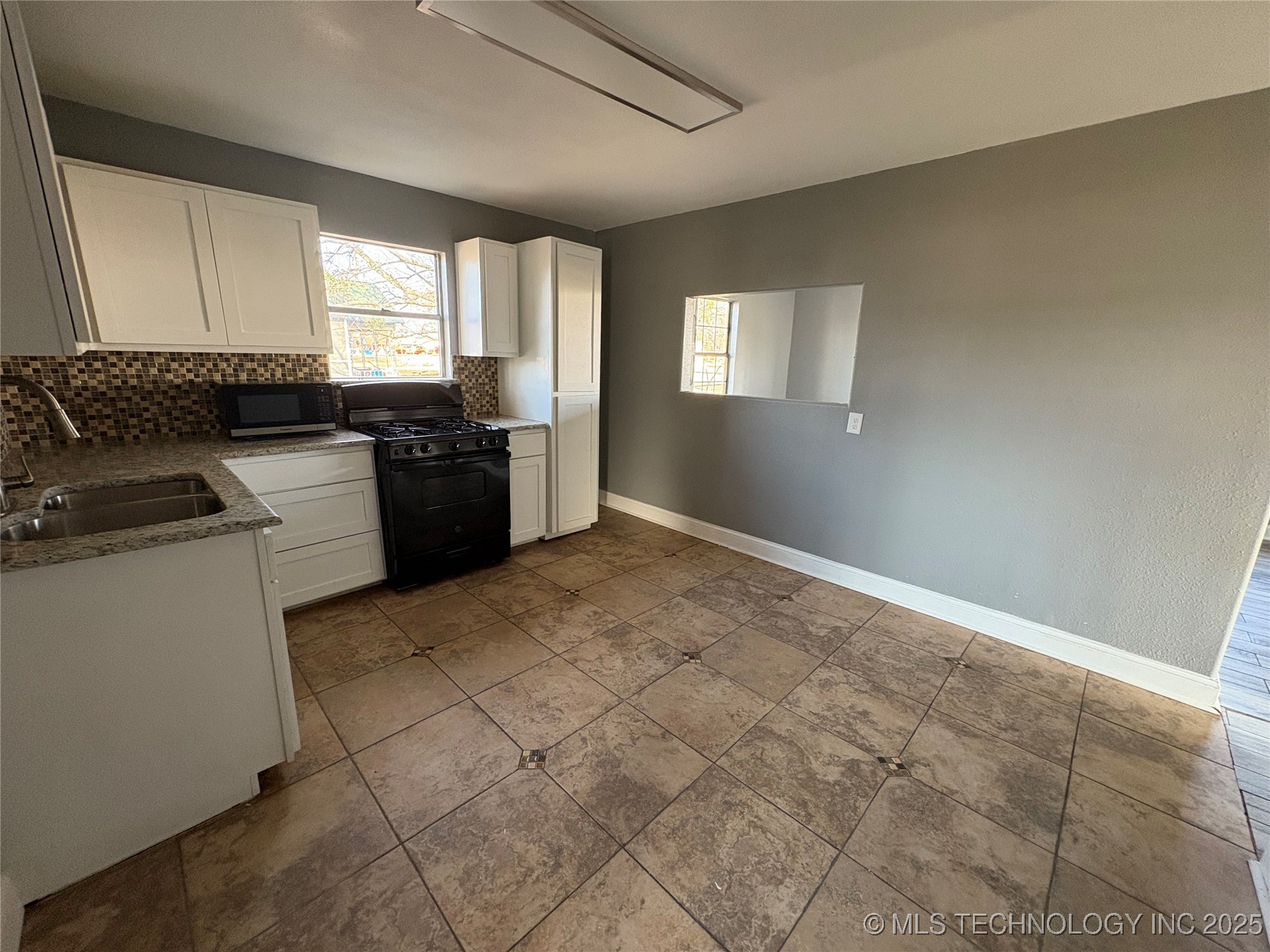 109 N Walker Property Photo 5