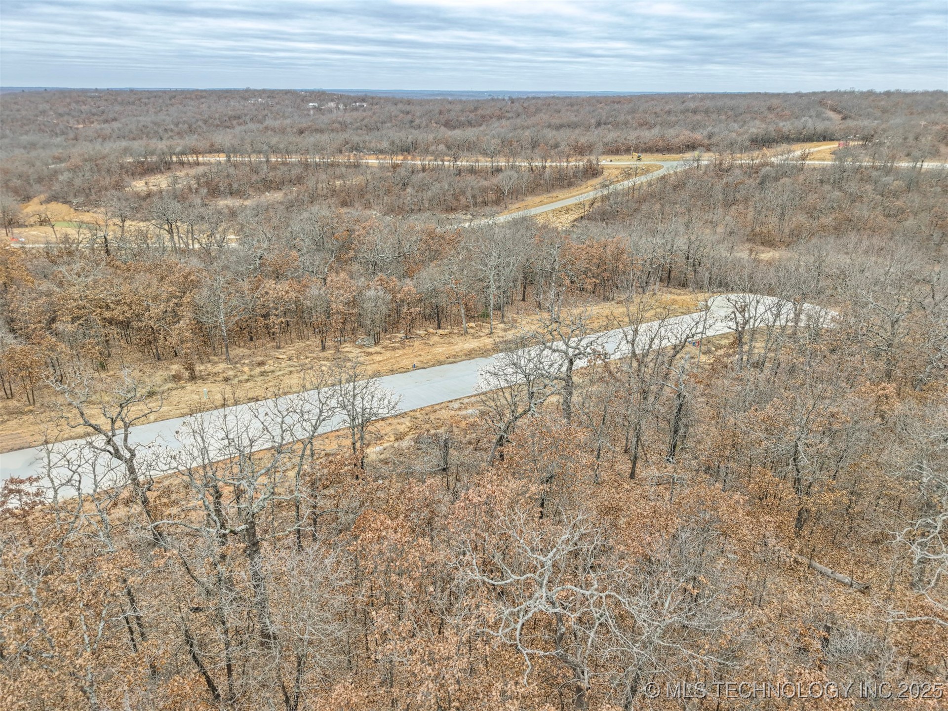 15956 Lakewood Circle Property Photo 4