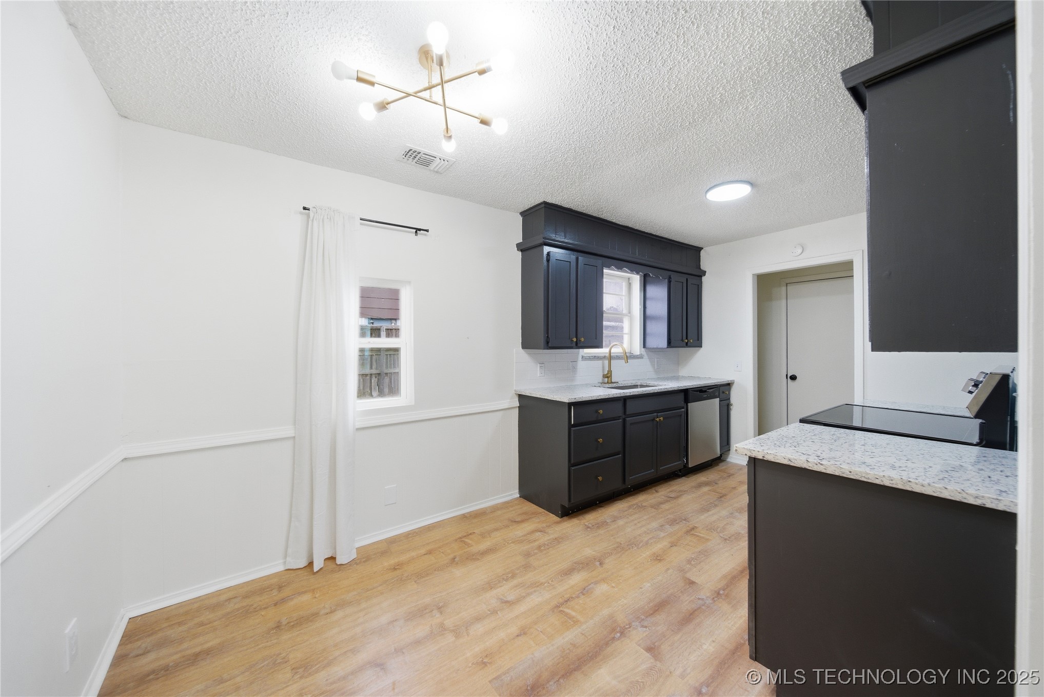 11403 E 37th Place Property Photo 5