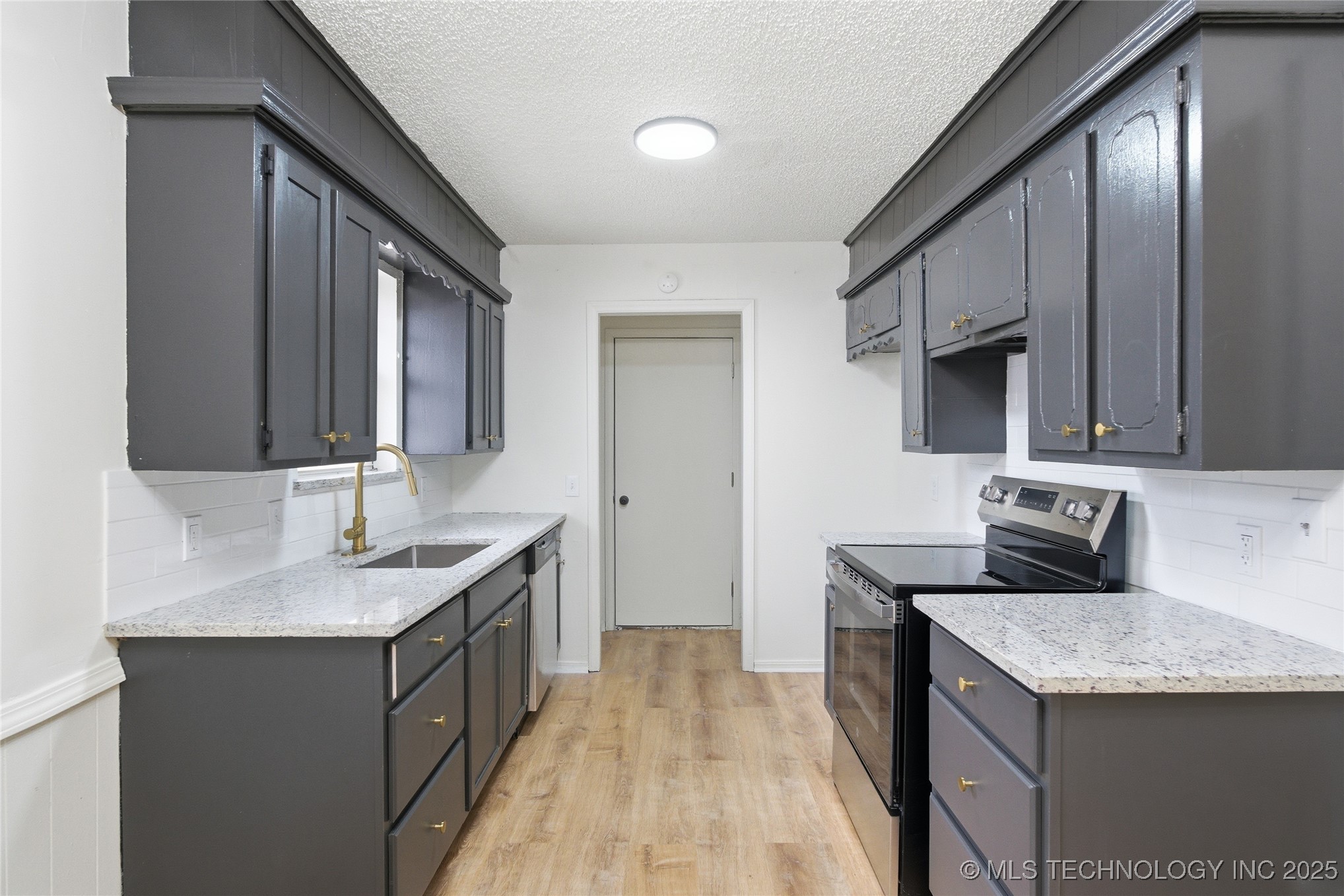 11403 E 37th Place Property Photo 6