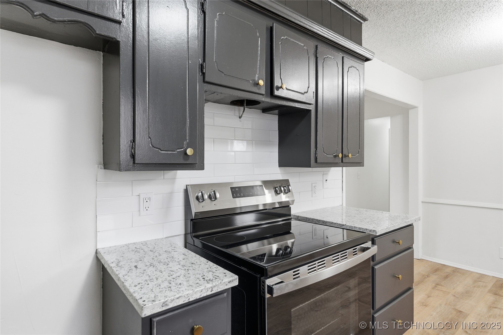 11403 E 37th Place Property Photo 8