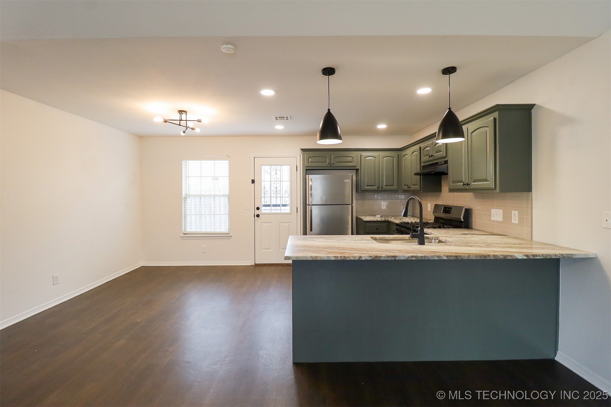 402 E Tecumseh Street Property Photo 6