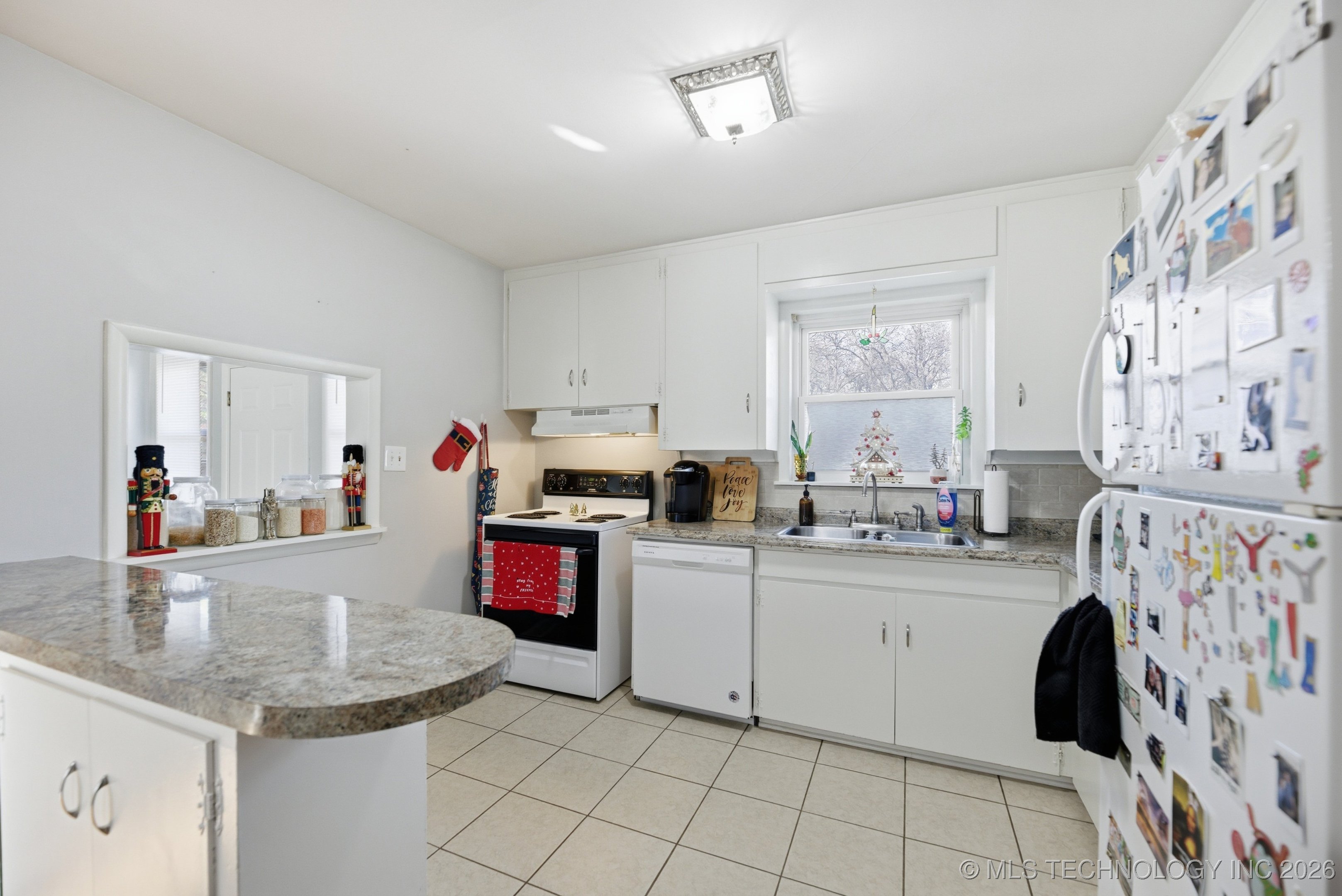 3802 S Knoxville Avenue Property Photo 6