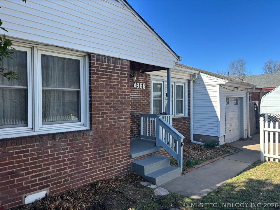 4966 S Newport Avenue Property Photo 1
