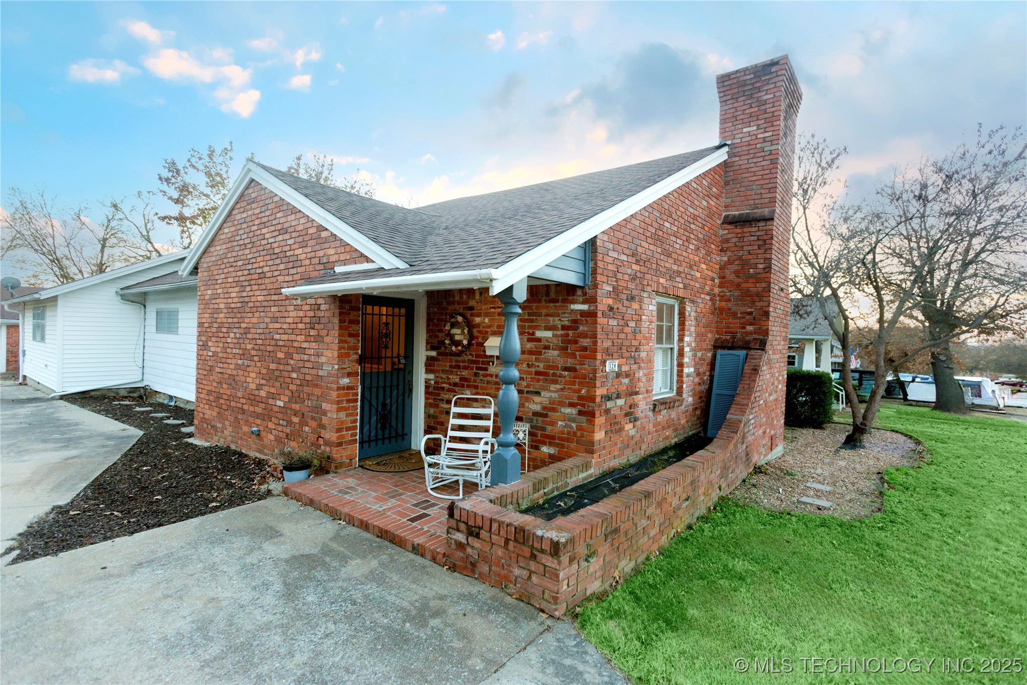 520 E Peoria Avenue Property Photo 1