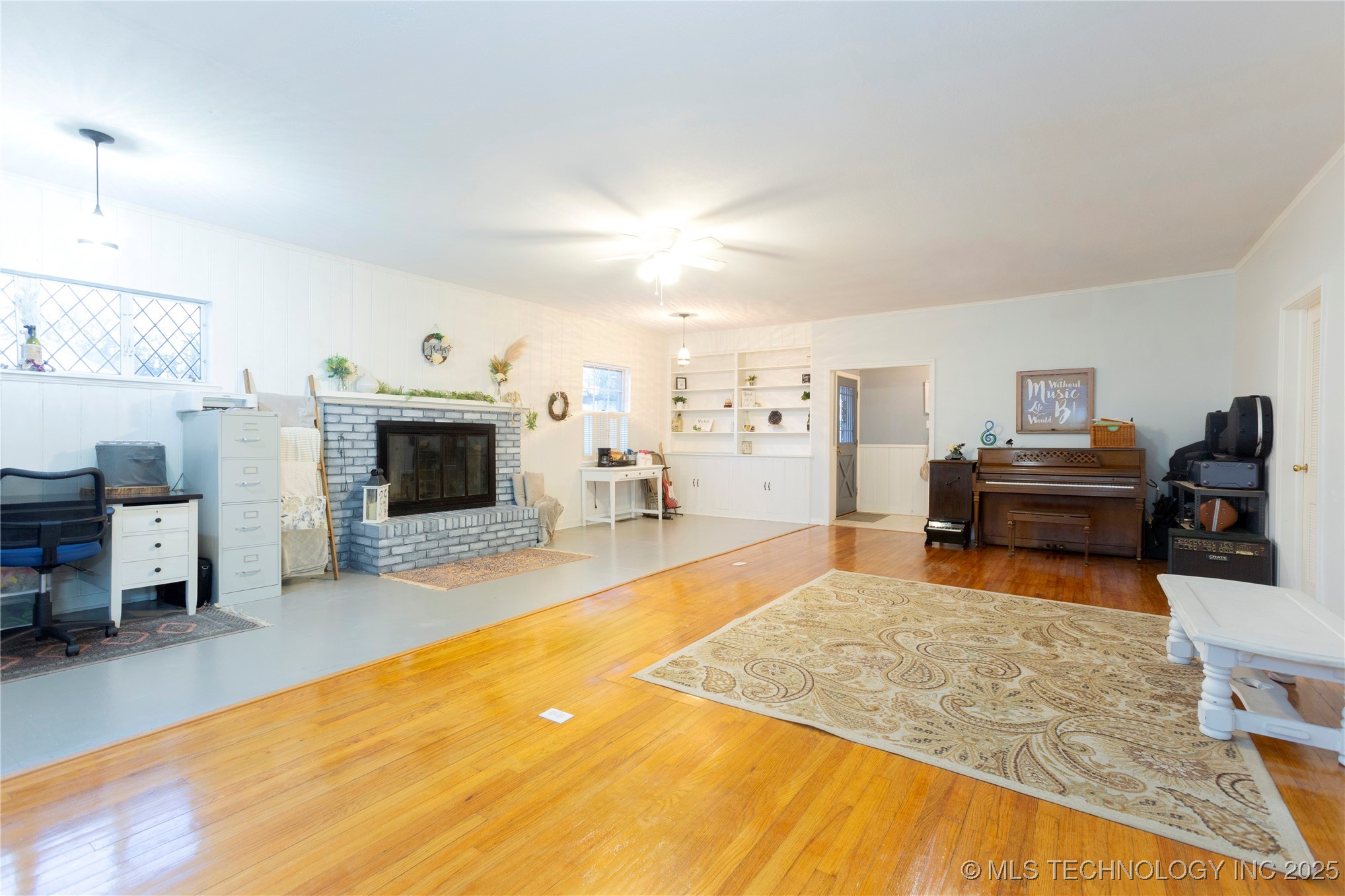 520 E Peoria Avenue Property Photo 2