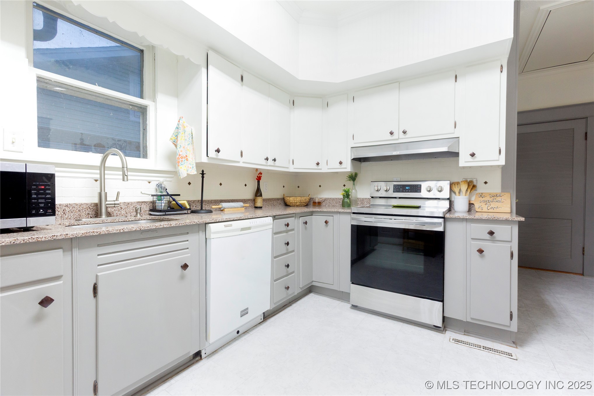 520 E Peoria Avenue Property Photo 12