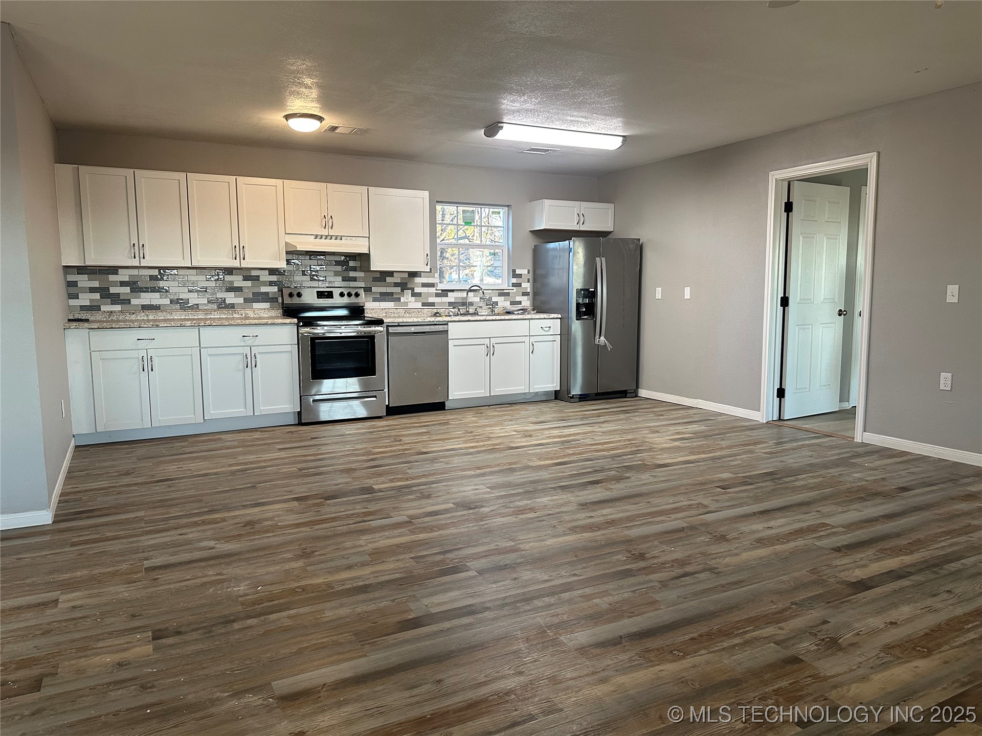 801 W Peoria Avenue Property Photo 4